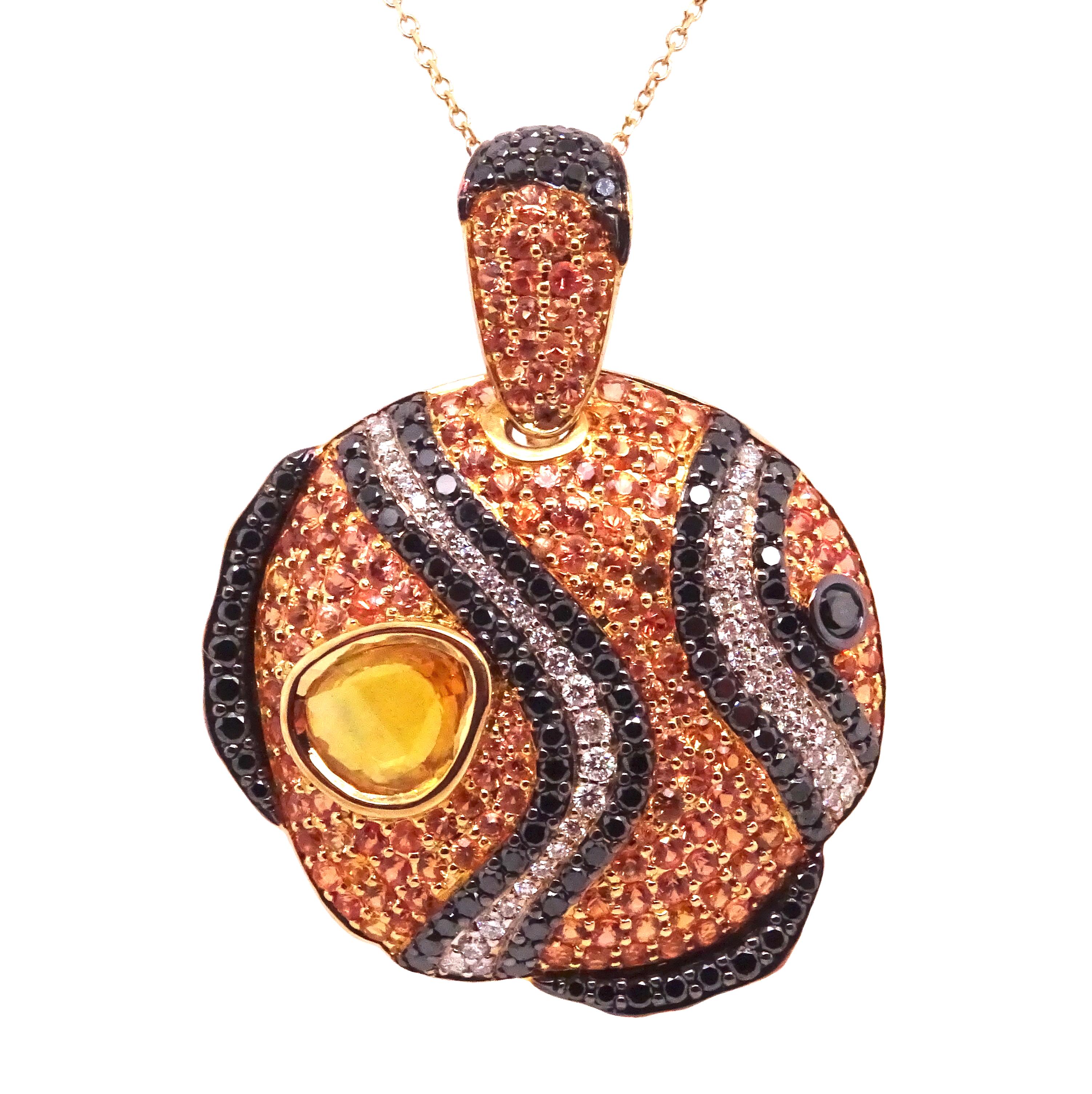 18K Gold Clown Fish Pendant with Diamonds and Sapphires In New Condition For Sale In ประเวศ, TH