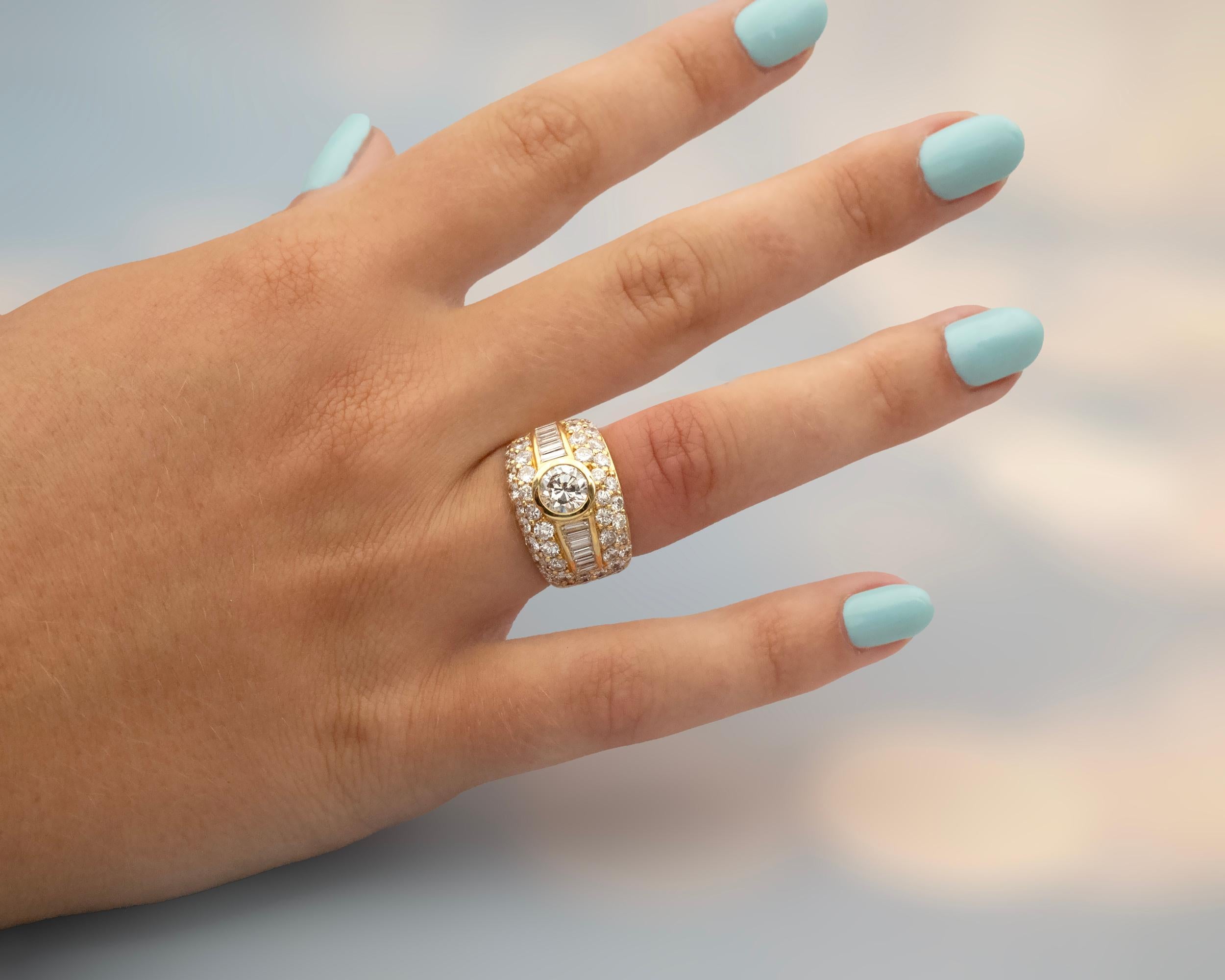 Taglio rotondo Anello Cocktail in oro 18 carati con diamante certificato da 1 carato e pavé di diamanti incastonati in vendita