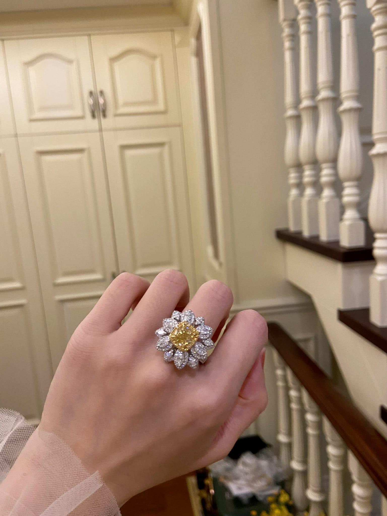 En venta: Anillo de Cóctel de Oro de 18K con Diamantes Amarillos de 2,00ct y Blancos de 1,60ct  12