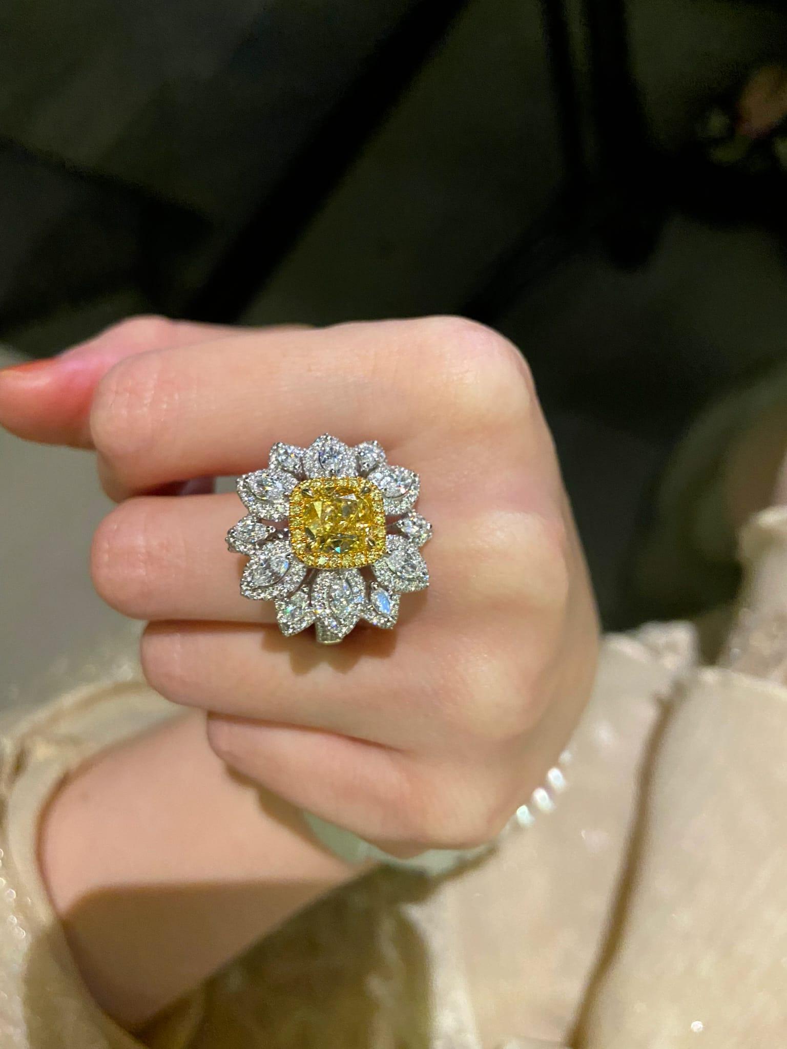 En venta: Anillo de Cóctel de Oro de 18K con Diamantes Amarillos de 2,00ct y Blancos de 1,60ct  2