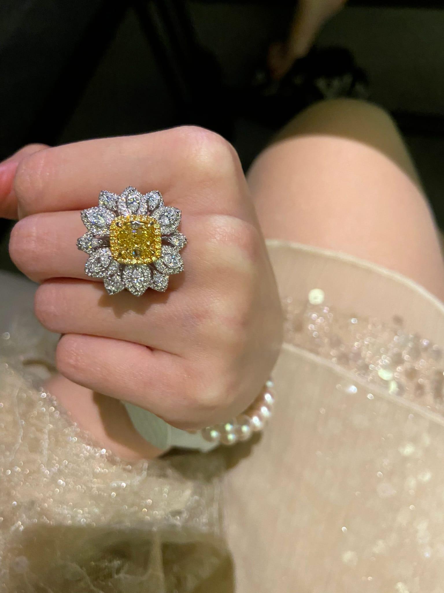 En venta: Anillo de Cóctel de Oro de 18K con Diamantes Amarillos de 2,00ct y Blancos de 1,60ct  3