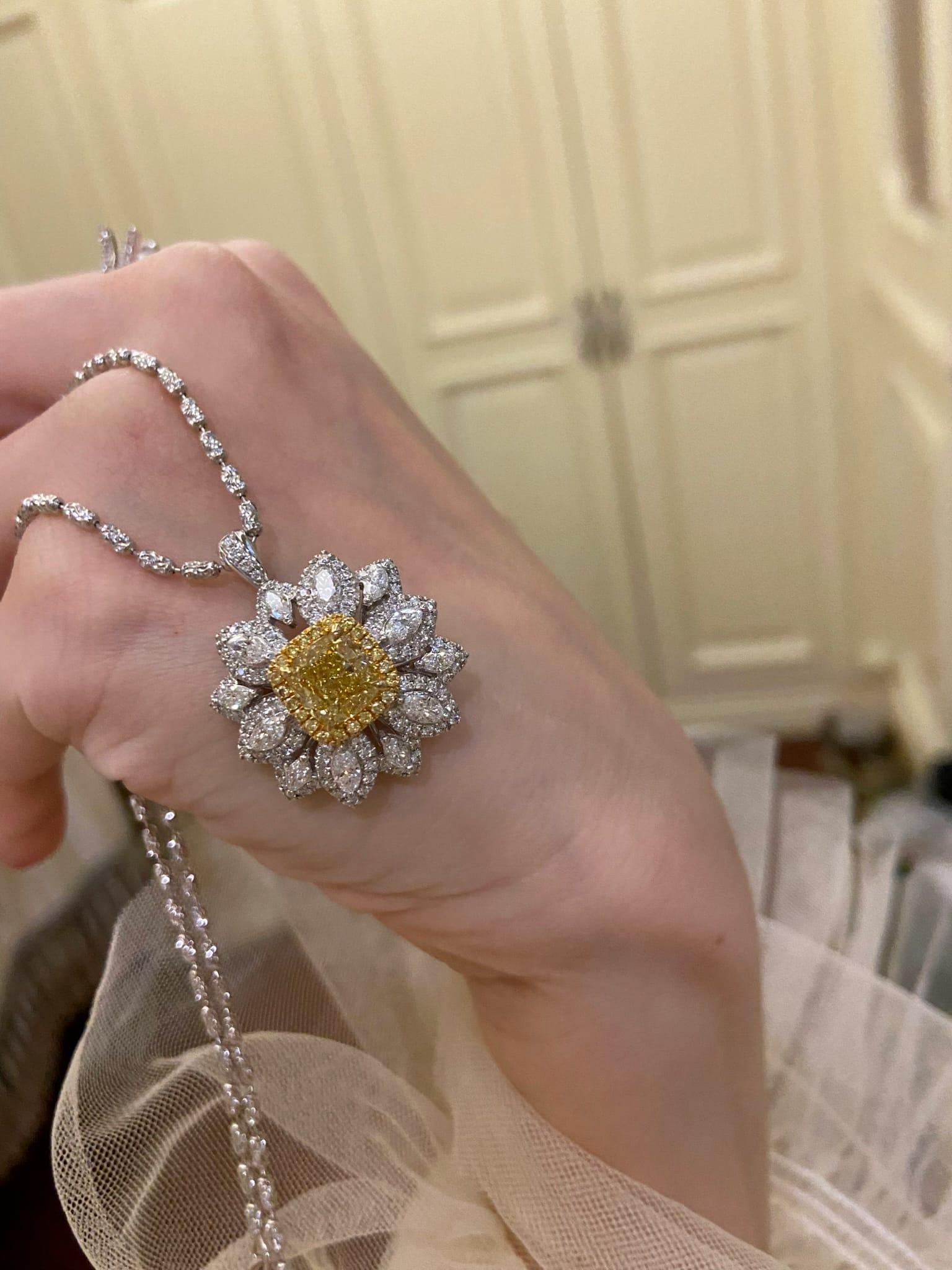 En venta: Anillo de Cóctel de Oro de 18K con Diamantes Amarillos de 2,00ct y Blancos de 1,60ct  4