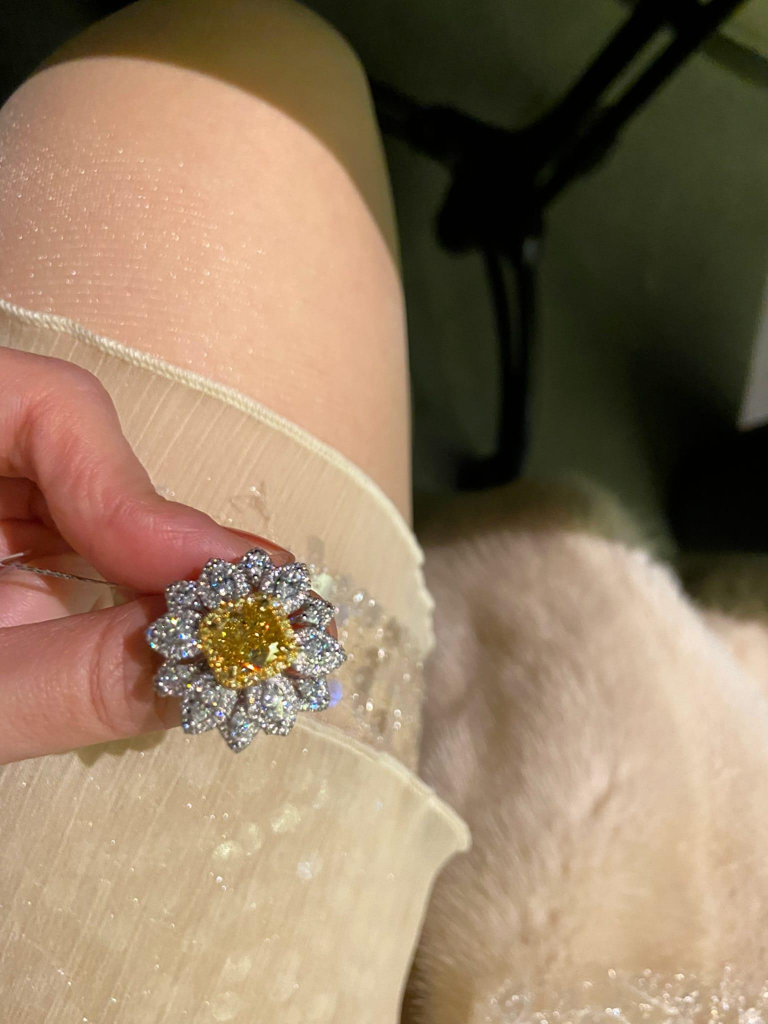 En venta: Anillo de Cóctel de Oro de 18K con Diamantes Amarillos de 2,00ct y Blancos de 1,60ct  6