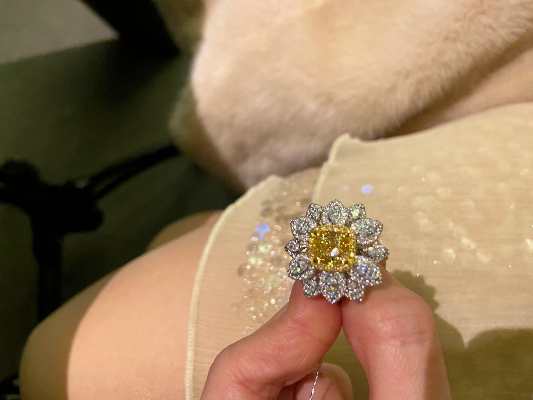 En venta: Anillo de Cóctel de Oro de 18K con Diamantes Amarillos de 2,00ct y Blancos de 1,60ct  7