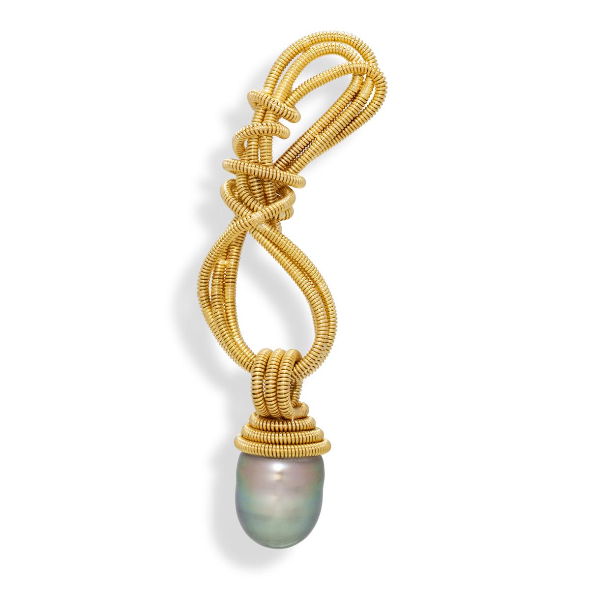 This magnificent brooch showcases Gloria’s signature coil work in 18k yellow gold, woven into a figure eight pattern, and topped off with a stunning Tahitian pearl for effect. Wear this brooch on either the length or the width to suit your own