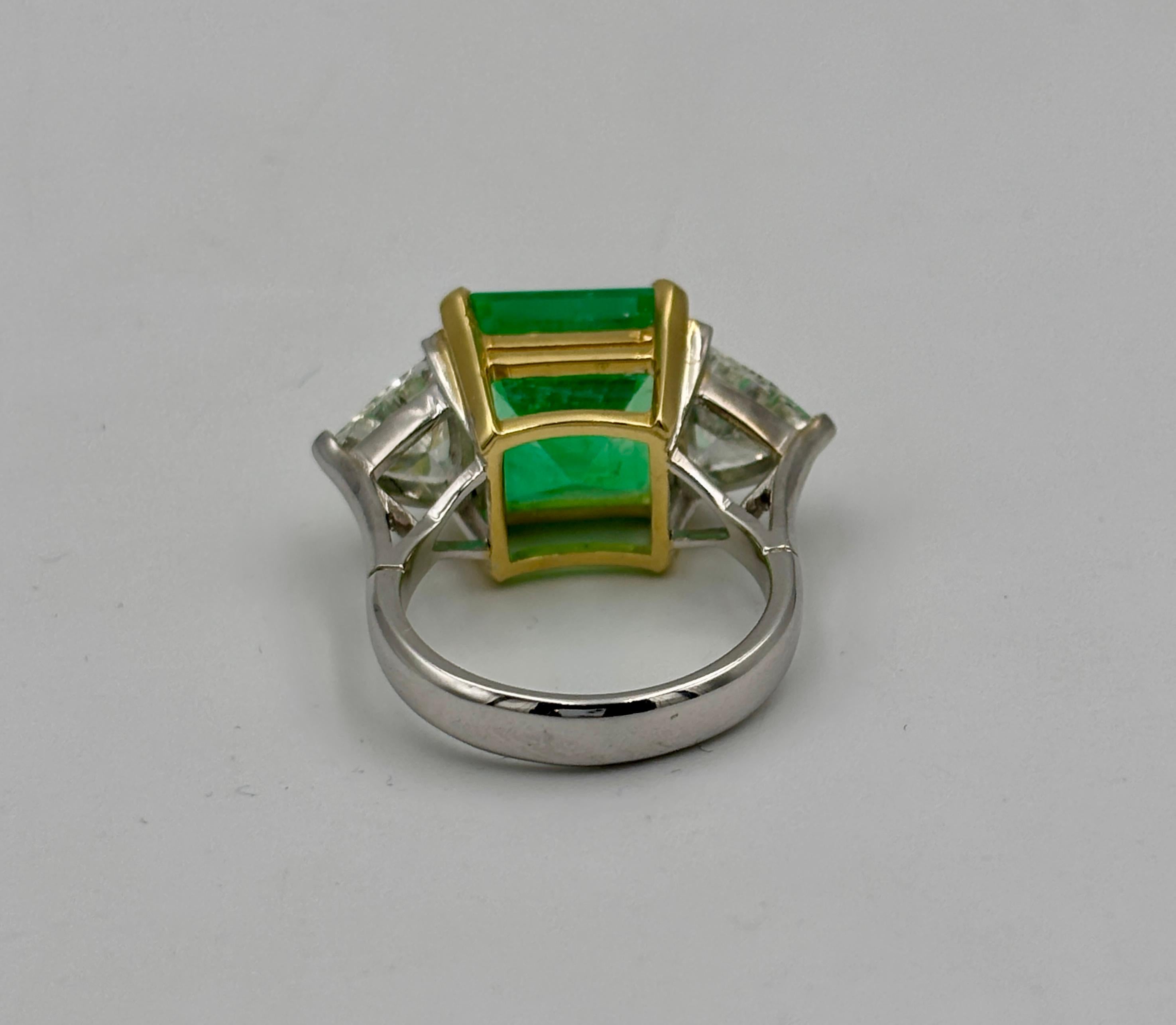 18k gold Colombian emerald and diamond ring en venta 5