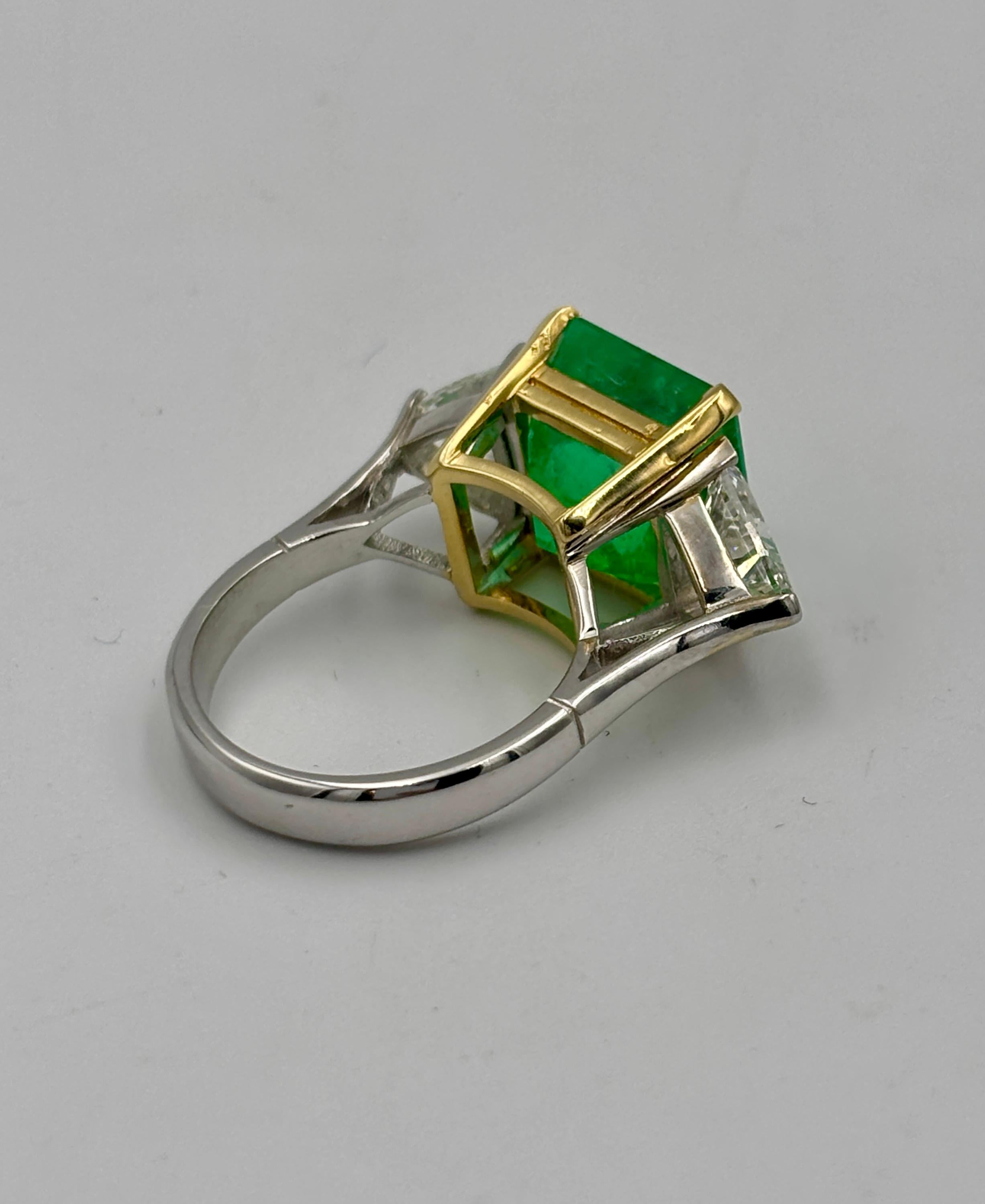 18k gold Colombian emerald and diamond ring en venta 6