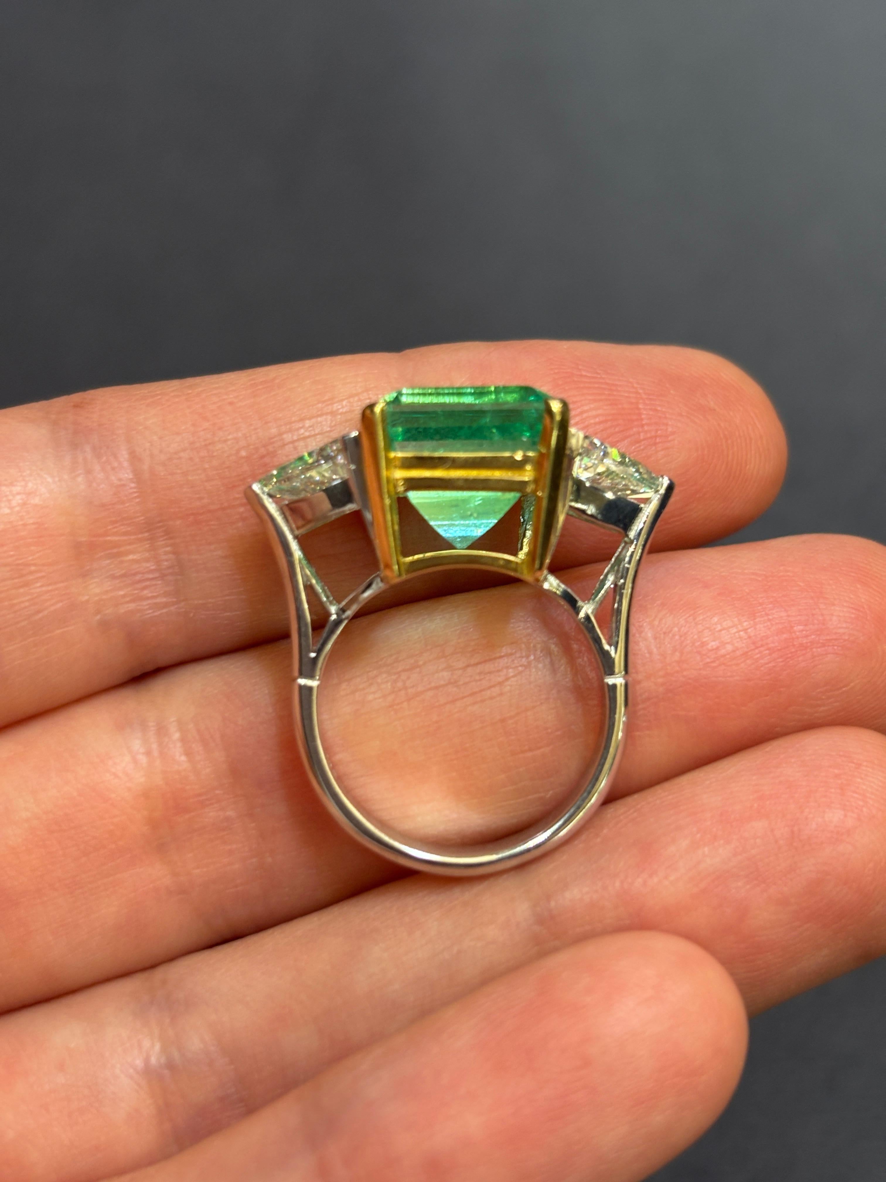 18k gold Colombian emerald and diamond ring Contemporáneo en venta