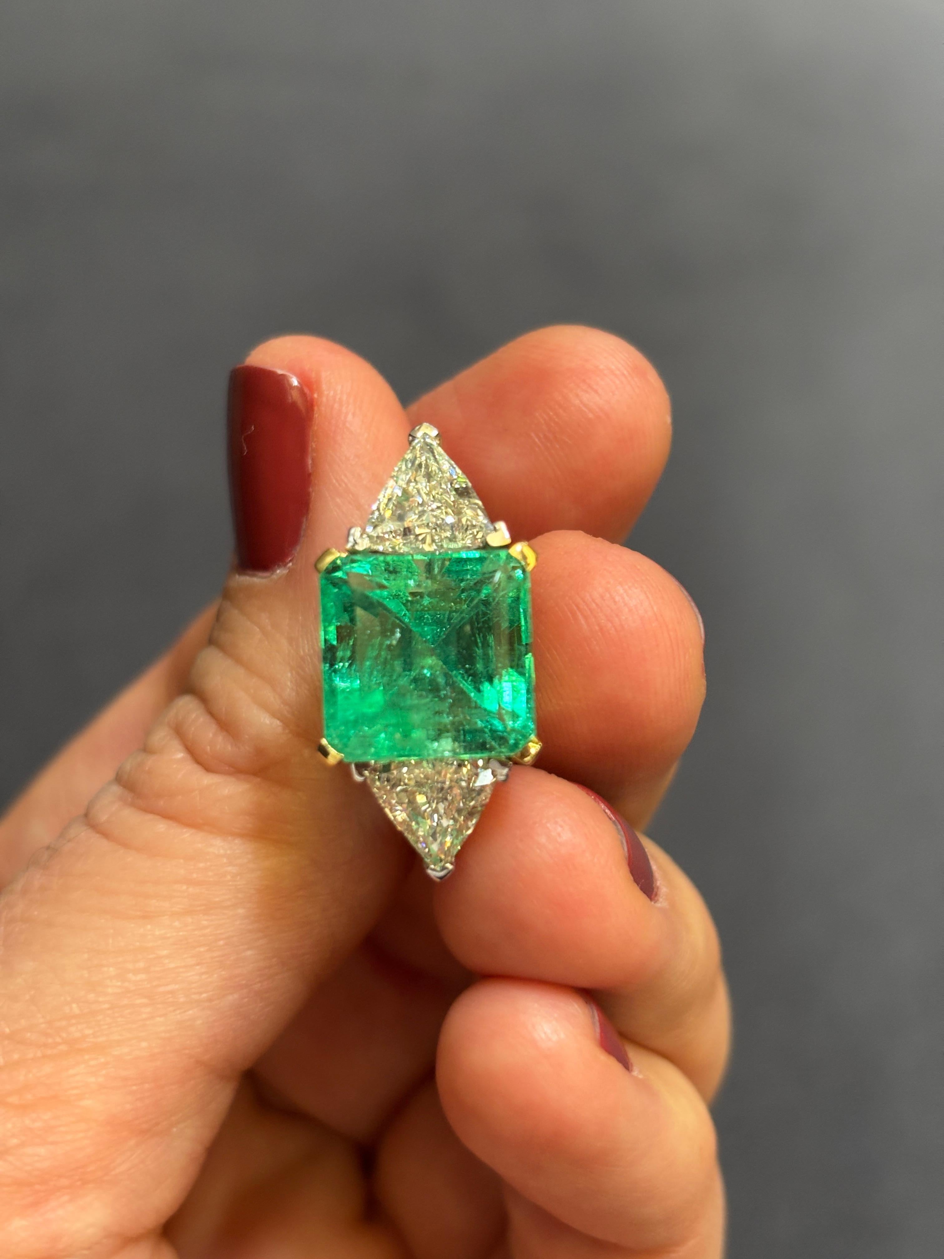18k gold Colombian emerald and diamond ring Corte esmeralda en venta