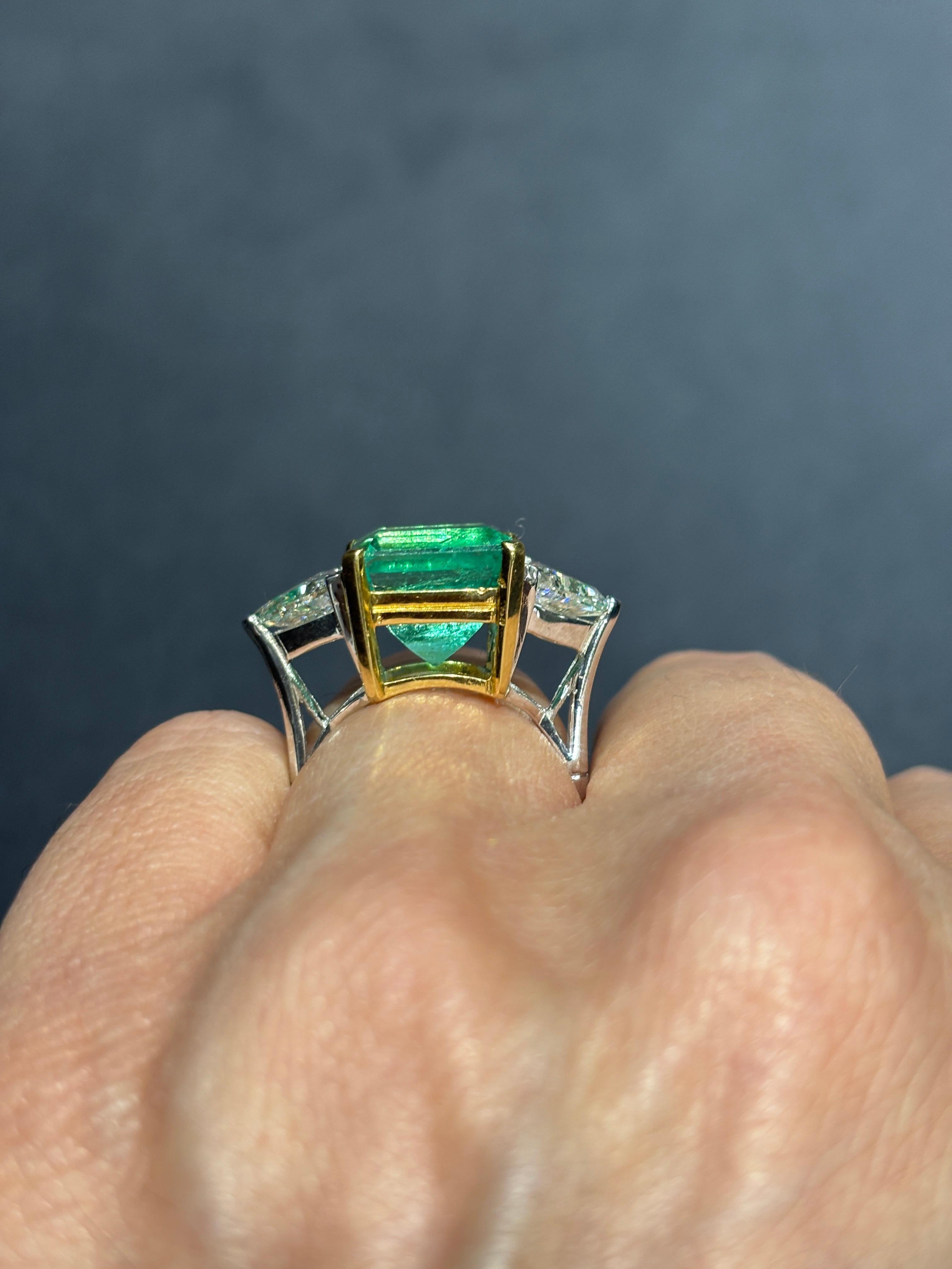 Femenino o masculino 18k gold Colombian emerald and diamond ring en venta
