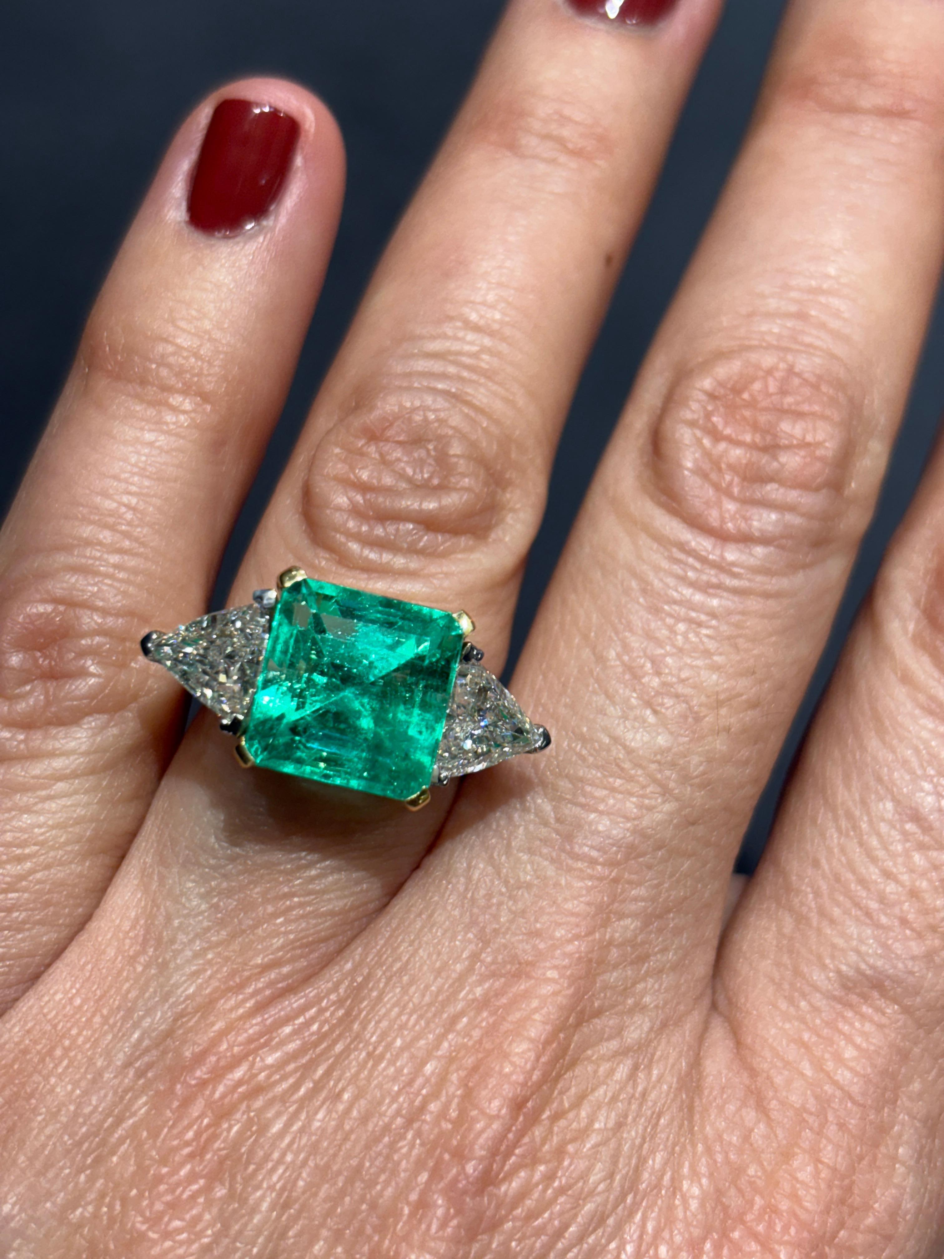 18k gold Colombian emerald and diamond ring en venta 1