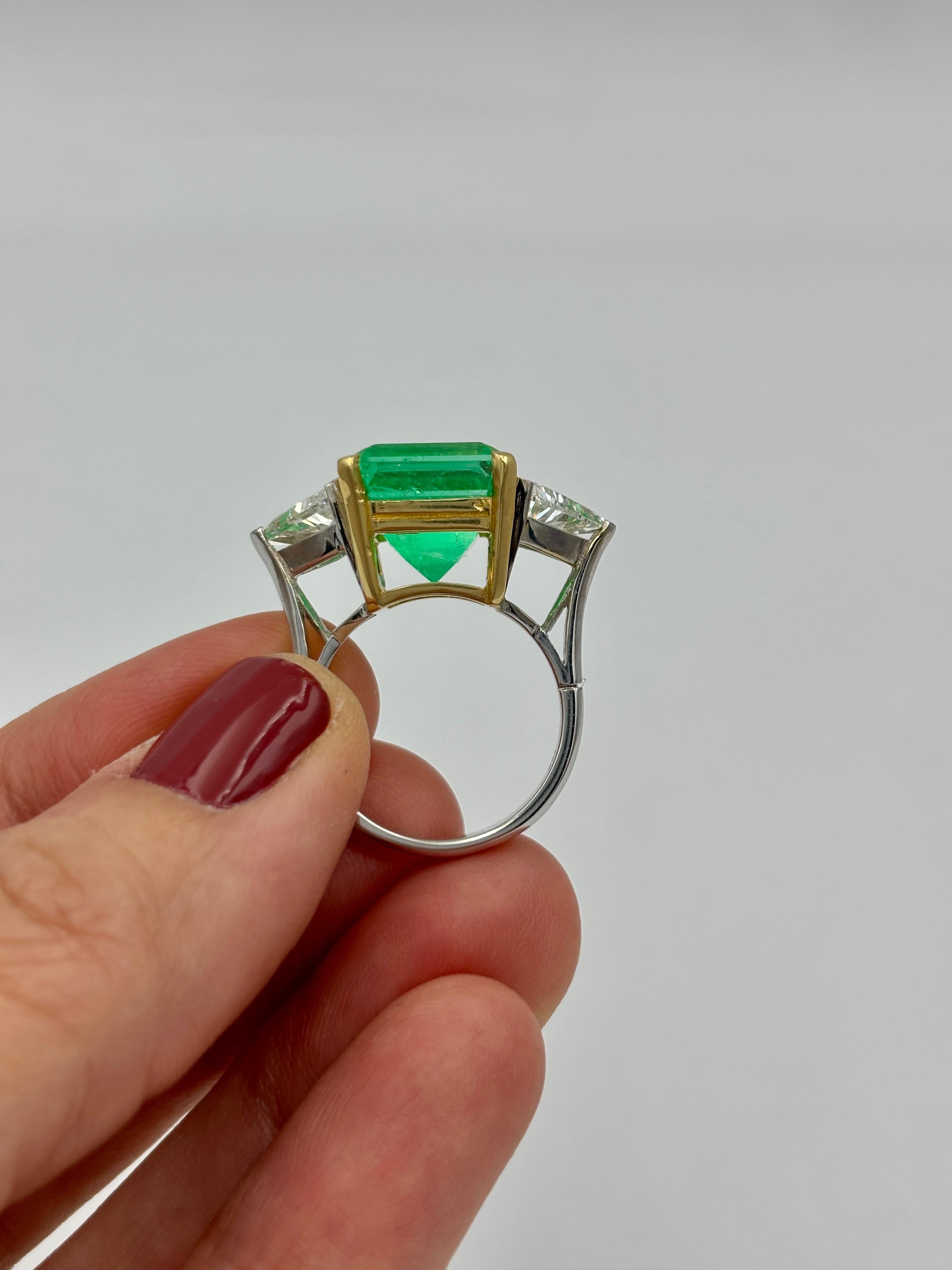18k gold Colombian emerald and diamond ring en venta 3