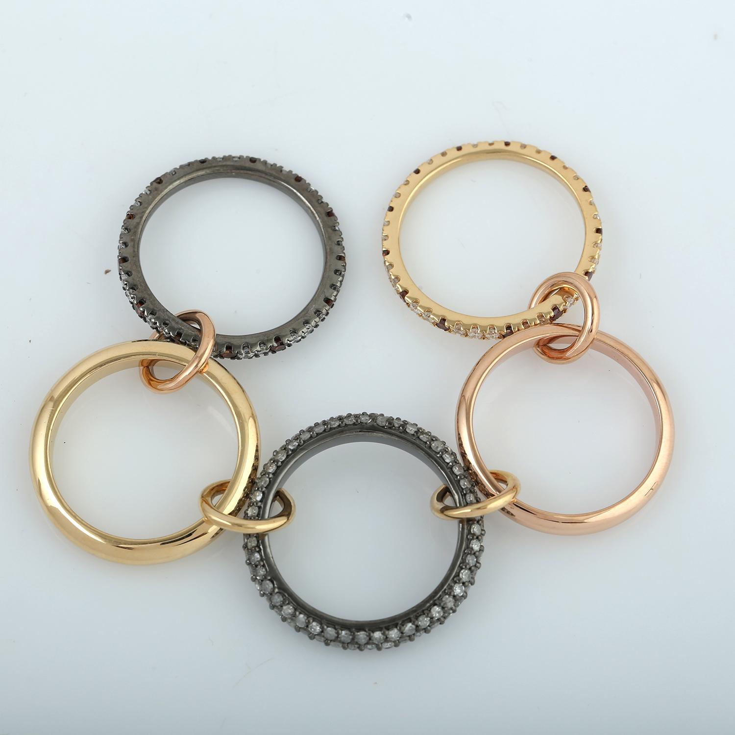 18 Karat Gold Connected Band-Ring mit Eisdiamanten im Zustand „Neu“ im Angebot in New York, NY