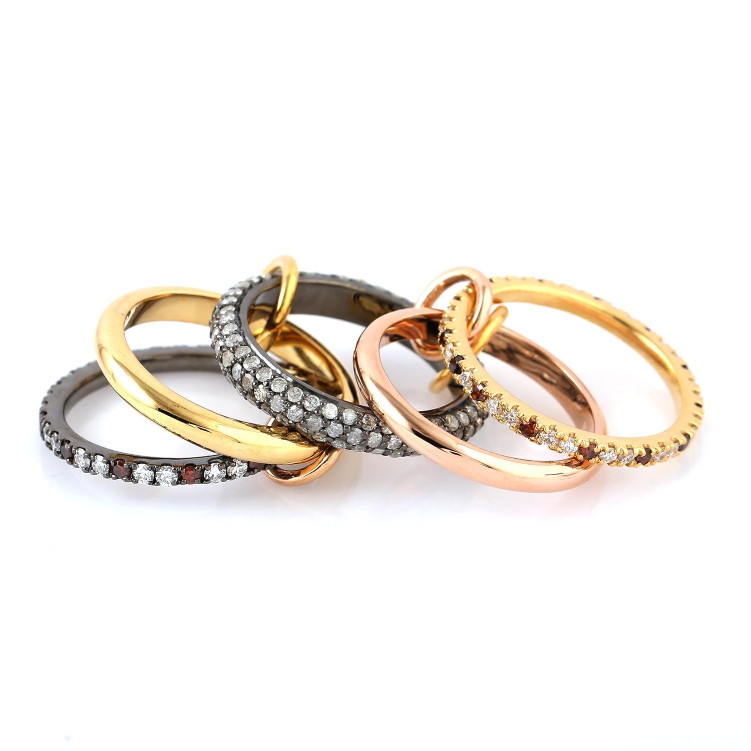 18k Gold Connected Band Ring With Ice Diamonds In New Condition For Sale In New York, NY
