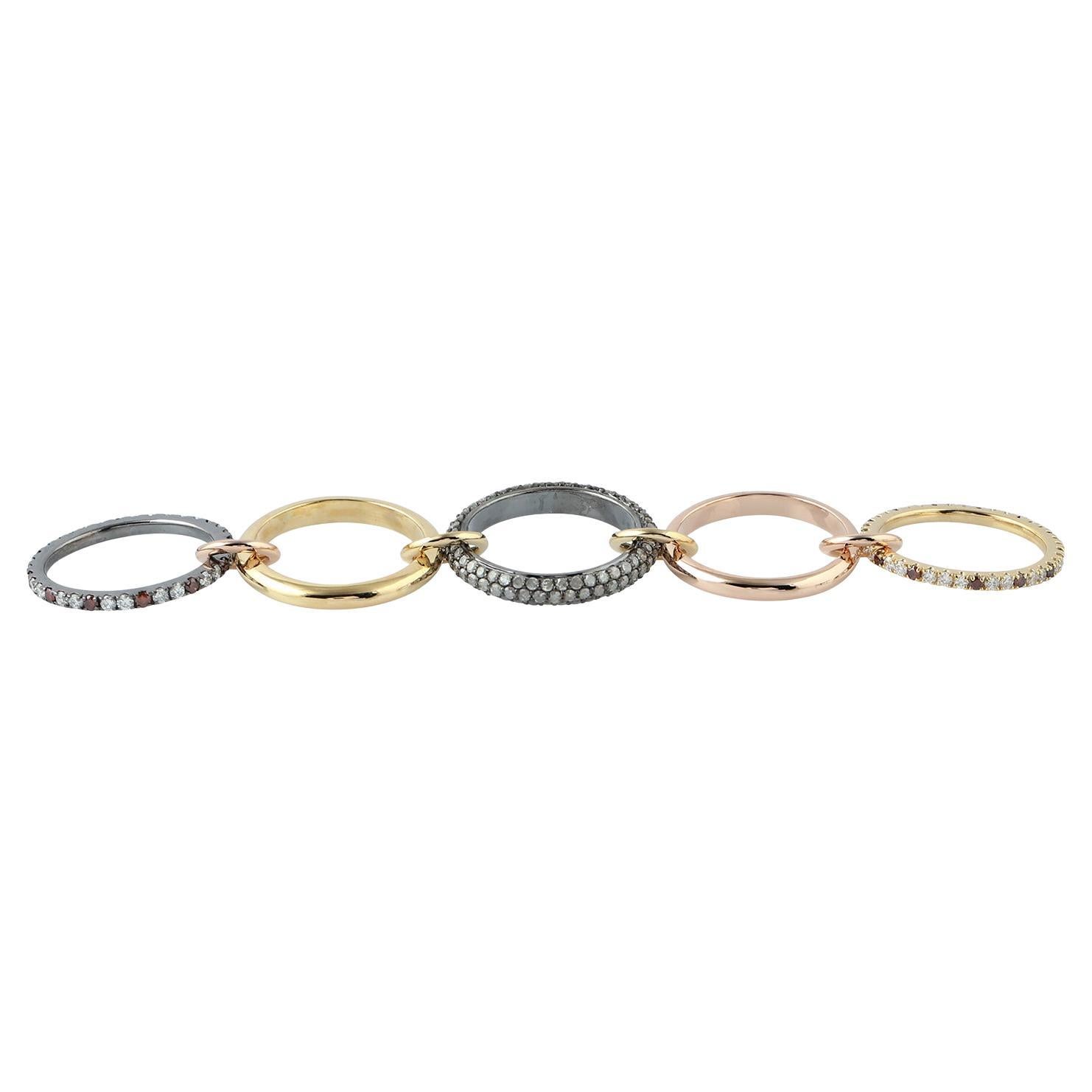 Bague à anneau reliée en or 18 carats avec diamants glacés en vente
