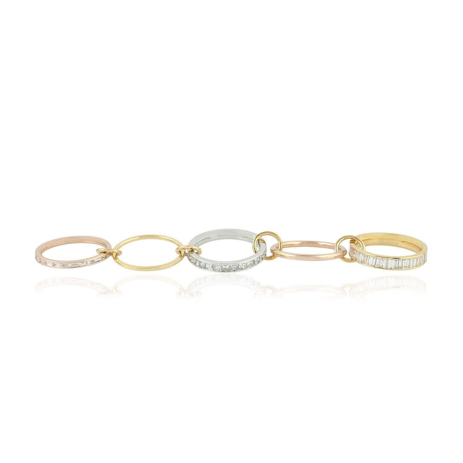 18k Gold Connected Pave Diamond Band Ring In New Condition For Sale In New York, NY