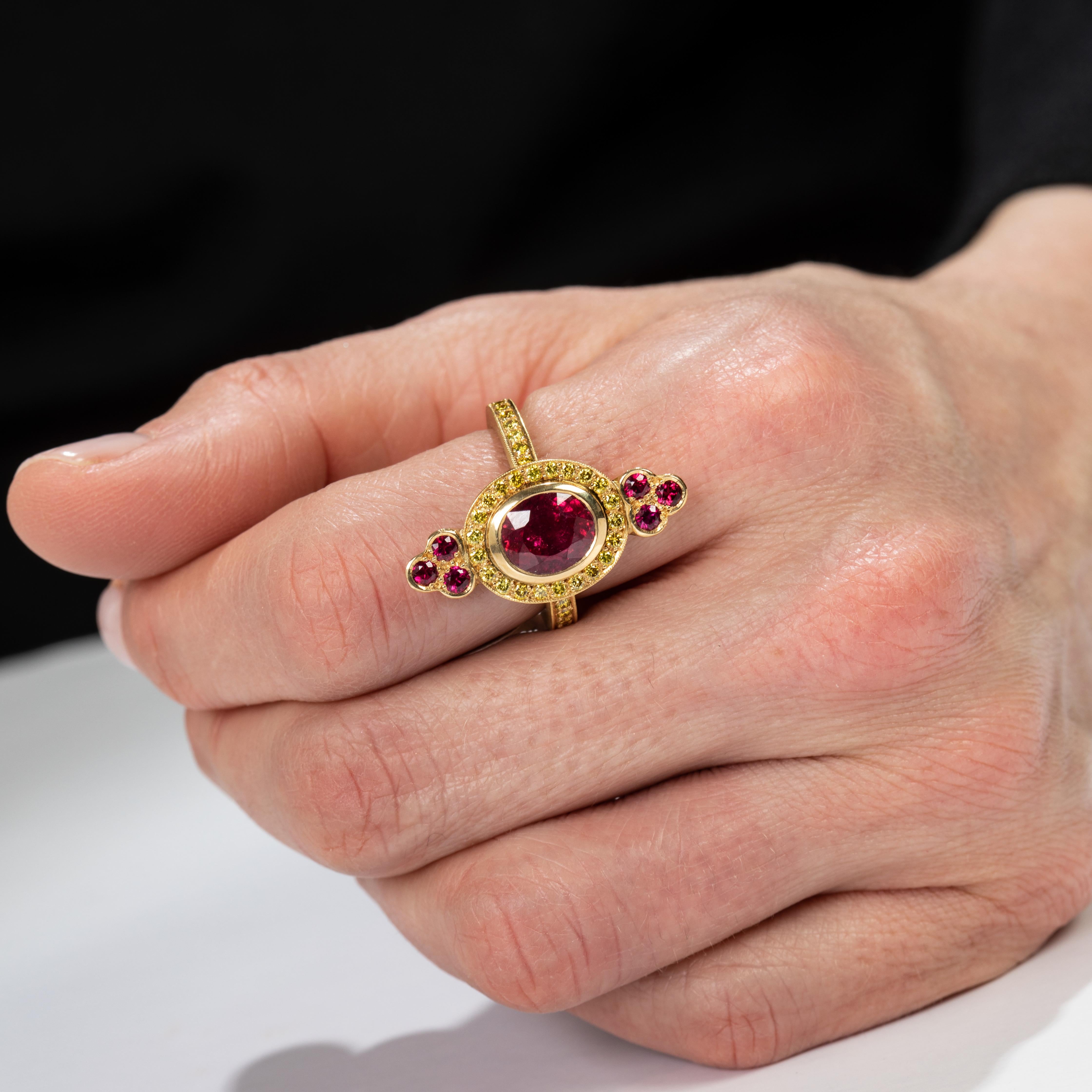 Contemporain Gloria Bass, bague contemporaine en or 18 carats avec rubis de Madagascar et diamants jaunes en vente