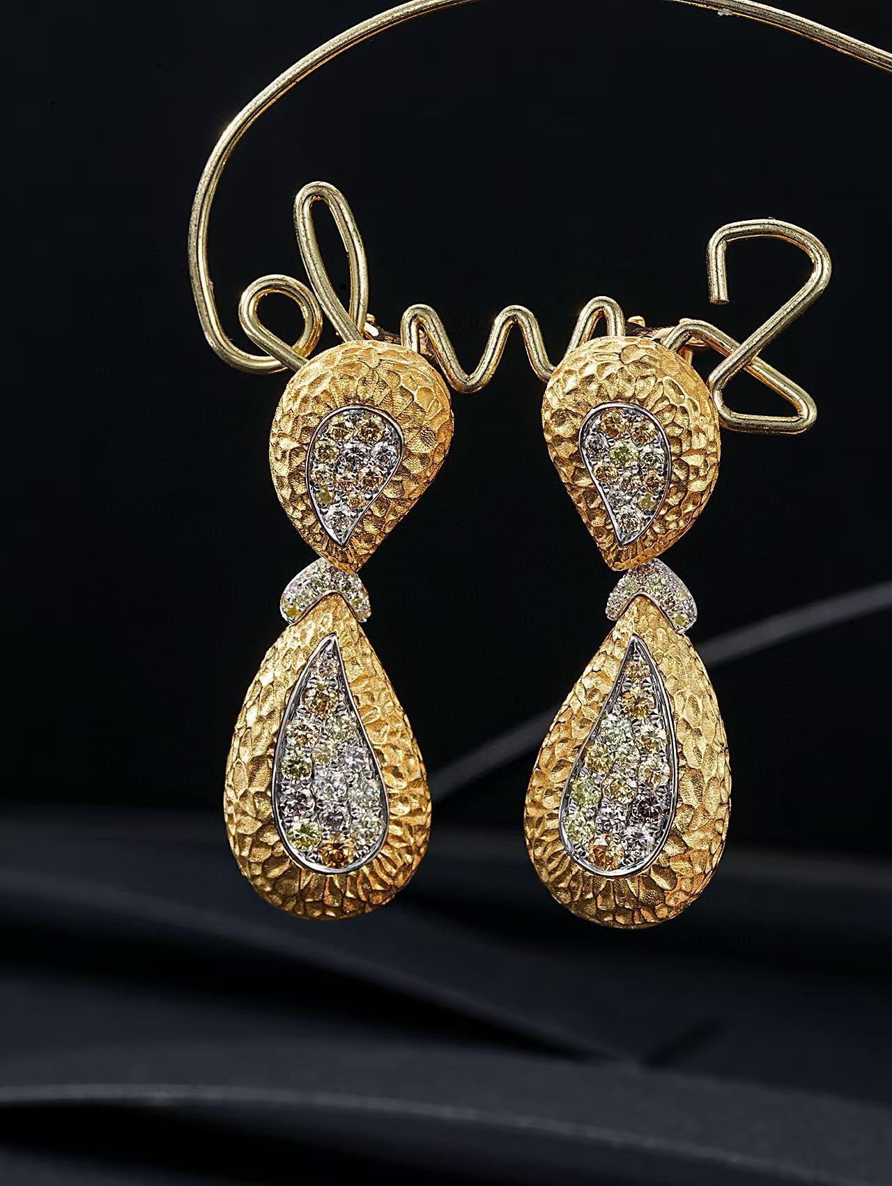 Orecchini a goccia convertibili in oro 18K squisitamente intarsiati di diamanti

Diamanti - 1,525 CT
Peso totale - 12,31 GM

Materiale di lusso: Realizzato in oro 18 carati, offre una lunga durata e una lucentezza di alto livello.
Design versatile: