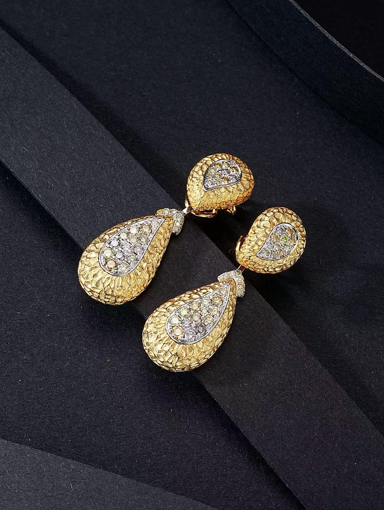 Moderno Orecchini a goccia convertibili in oro 18K squisitamente intarsiati di diamanti in vendita