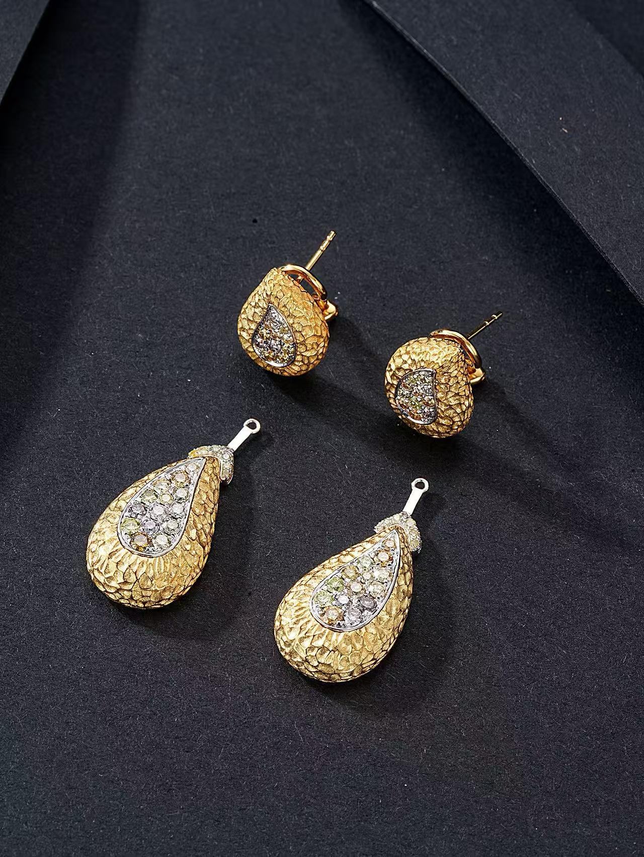 Taglio rotondo Orecchini a goccia convertibili in oro 18K squisitamente intarsiati di diamanti in vendita