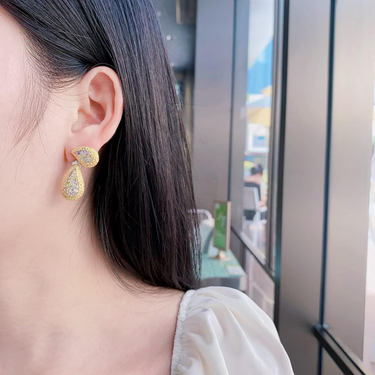 Orecchini a goccia convertibili in oro 18K squisitamente intarsiati di diamanti In condizioni Nuovo in vendita a Kowloon, HK