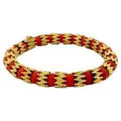 18k Gold & Coral Beads Jagged Link Between Bracelet