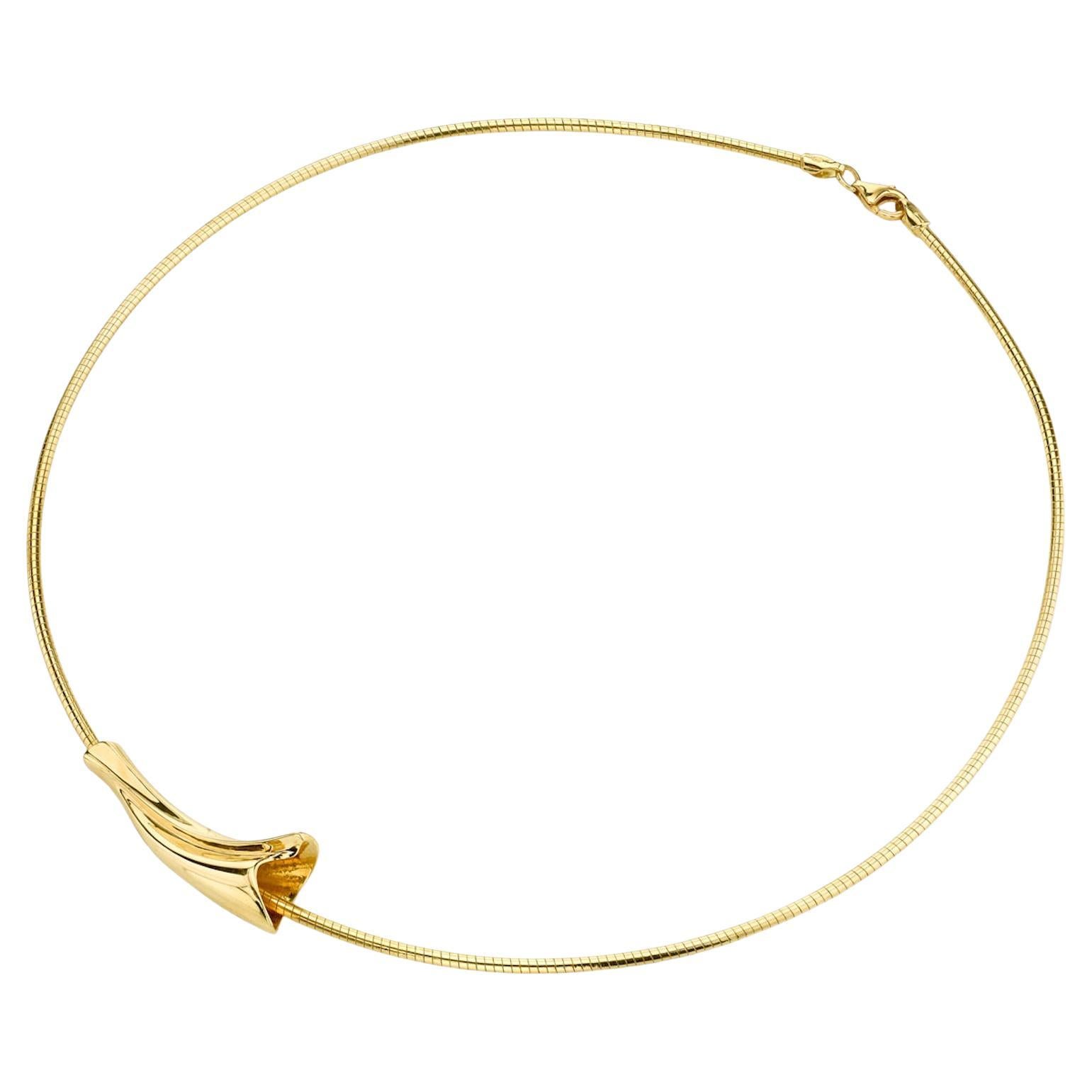 Collana con ciondolo scultoreo contemporaneo in oro giallo 18K Couture in vendita 5
