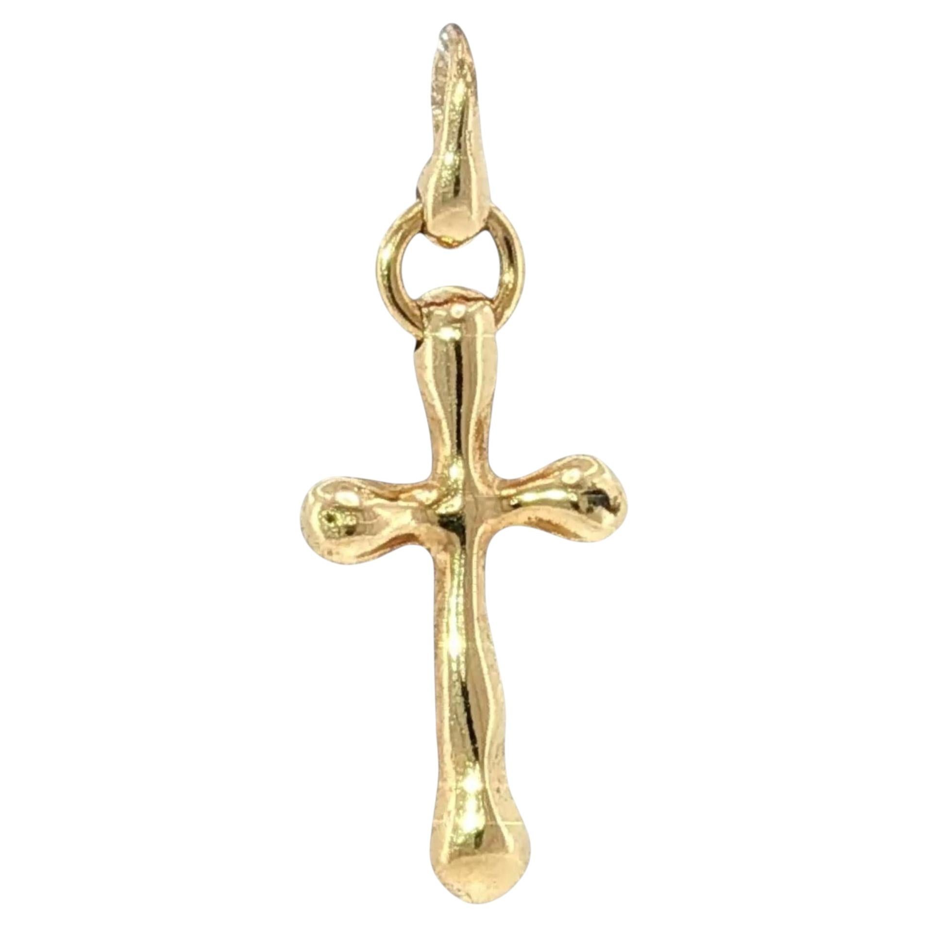Charme en forme de croix en or 18 carats, or jaune en vente