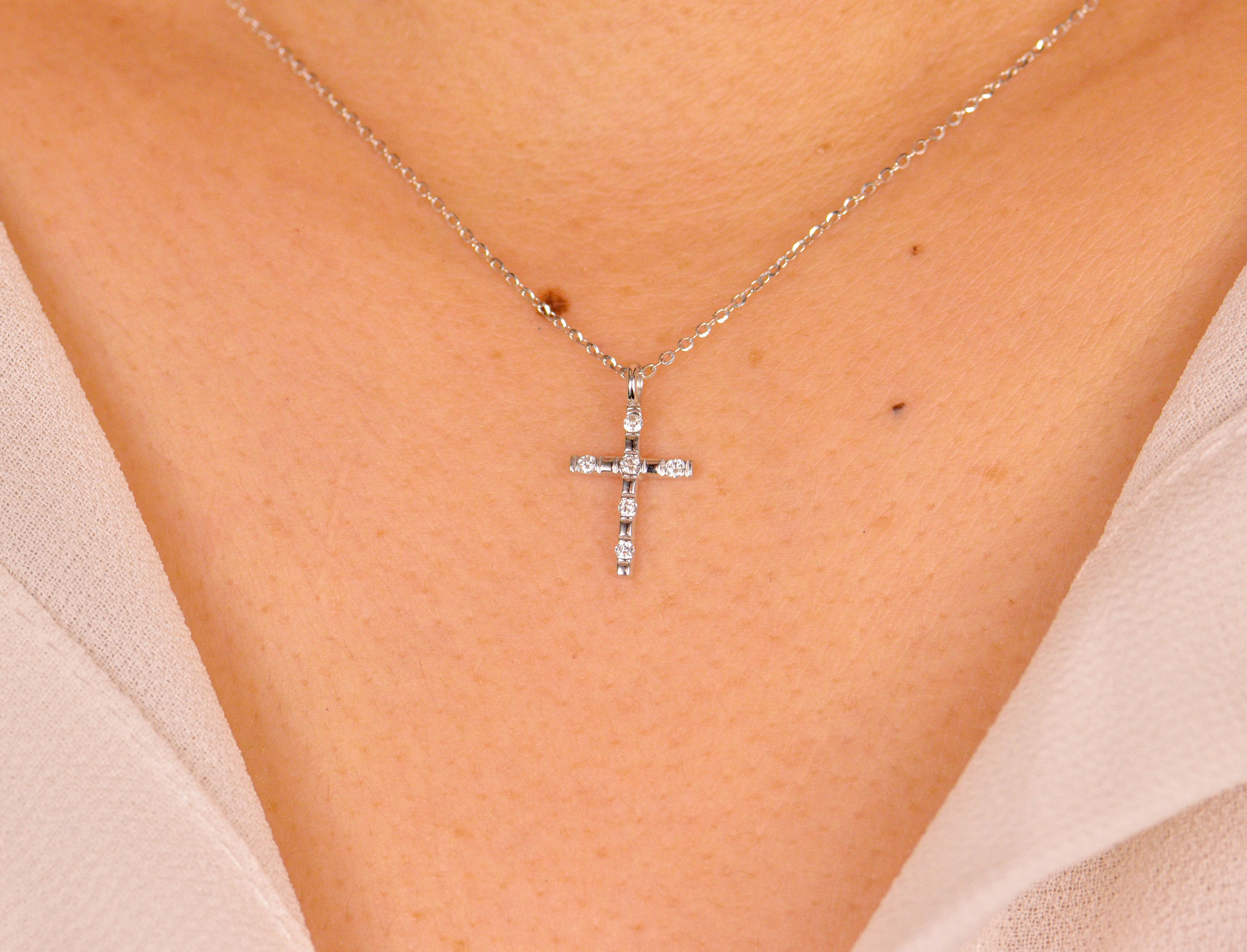 Collier pendentif croix de Jésus religieux en or 18 carats en vente 10