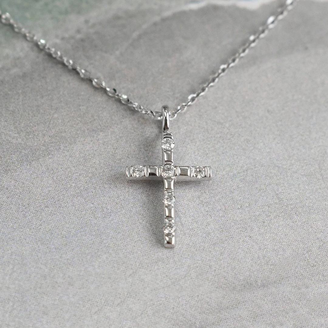 Collier pendentif croix de Jésus religieux en or 18 carats en vente 4