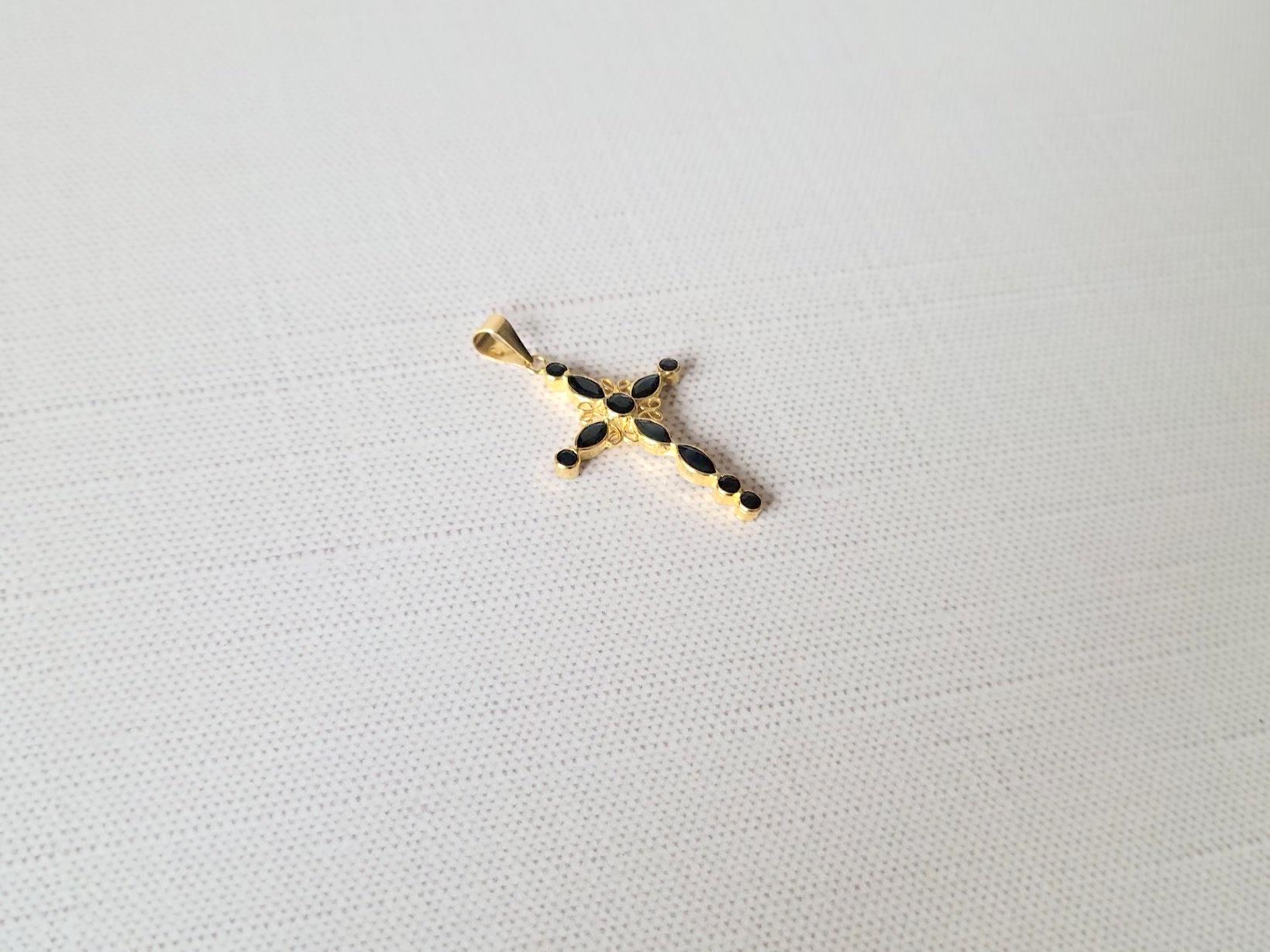 18K Gold Cross with Blue Sapphire Pendant For Sale 2