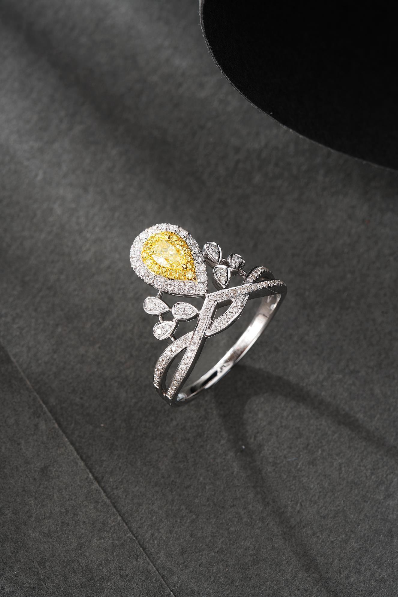 Taille brillant Bague couronne en or 18K avec diamant jaune naturel en vente