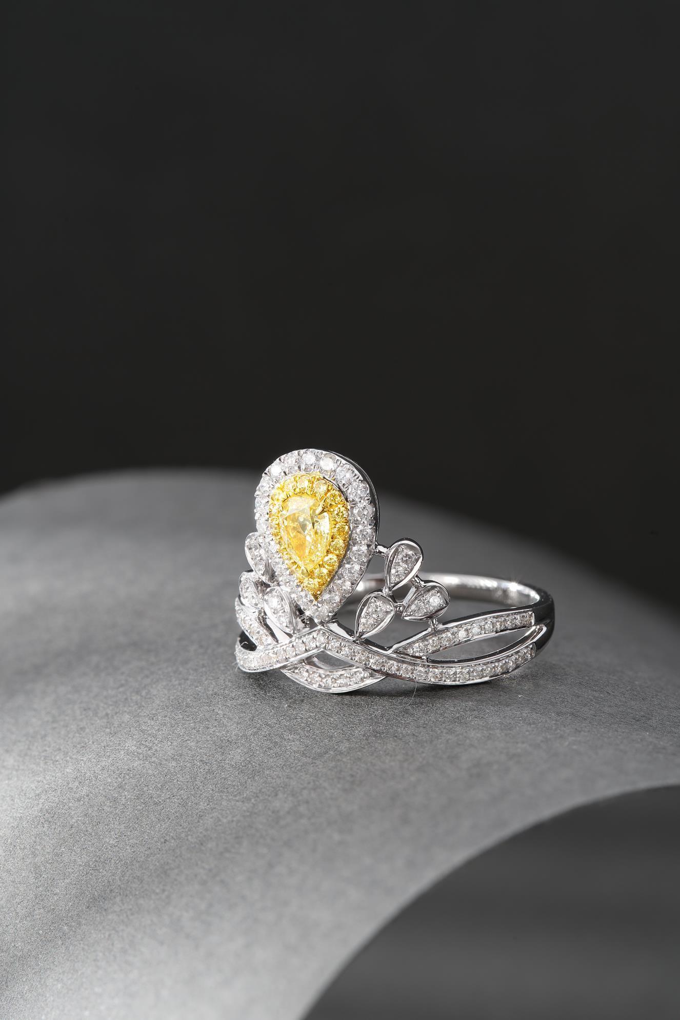 Bague couronne en or 18K avec diamant jaune naturel Neuf - En vente à Hong Kong, HK