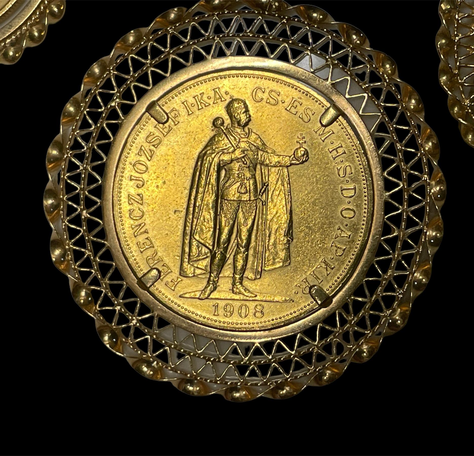 Bracciale A Link Cubano in oro 18 carati con dieci charme di monete in vendita 6