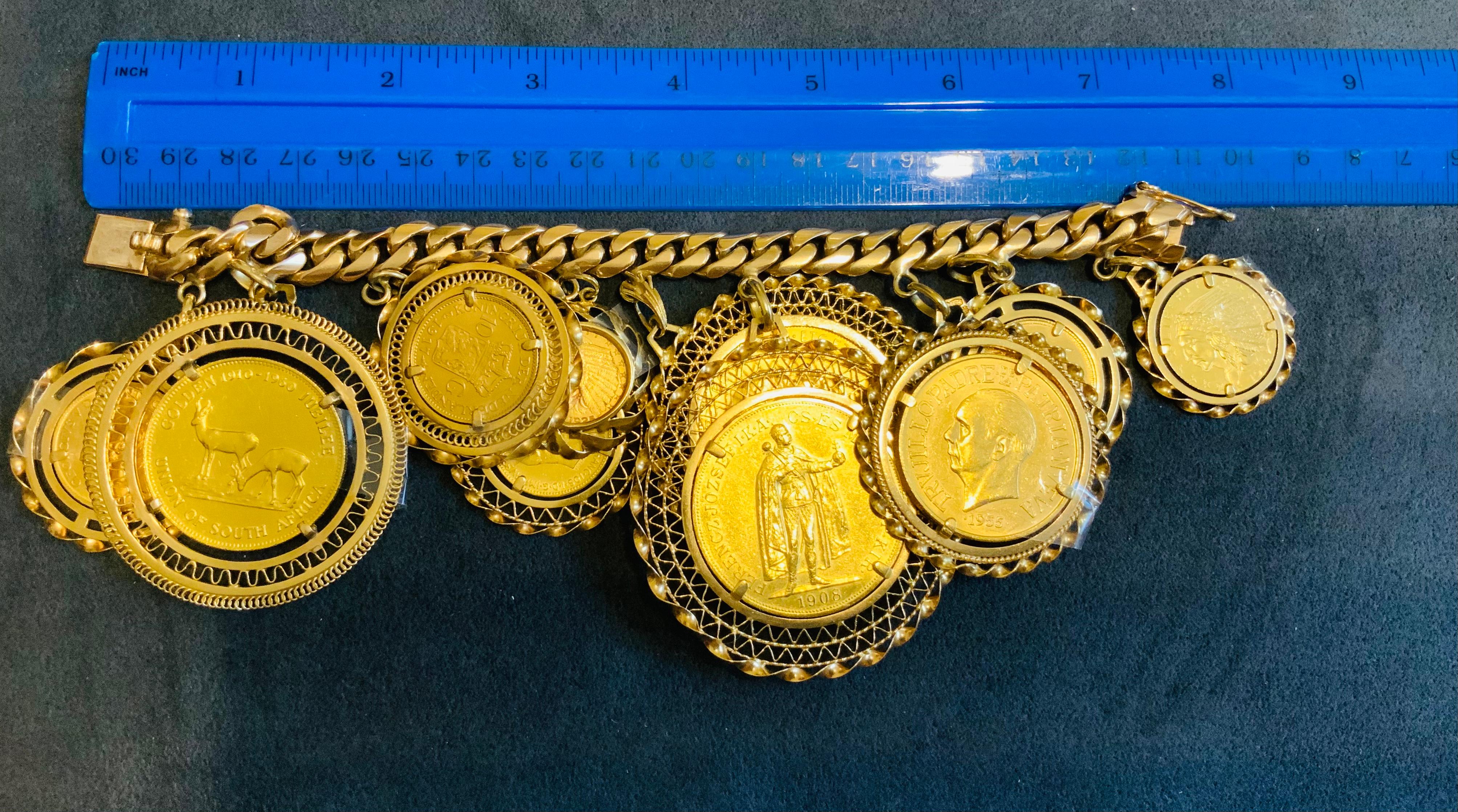 Bracciale A Link Cubano in oro 18 carati con dieci charme di monete in vendita 14