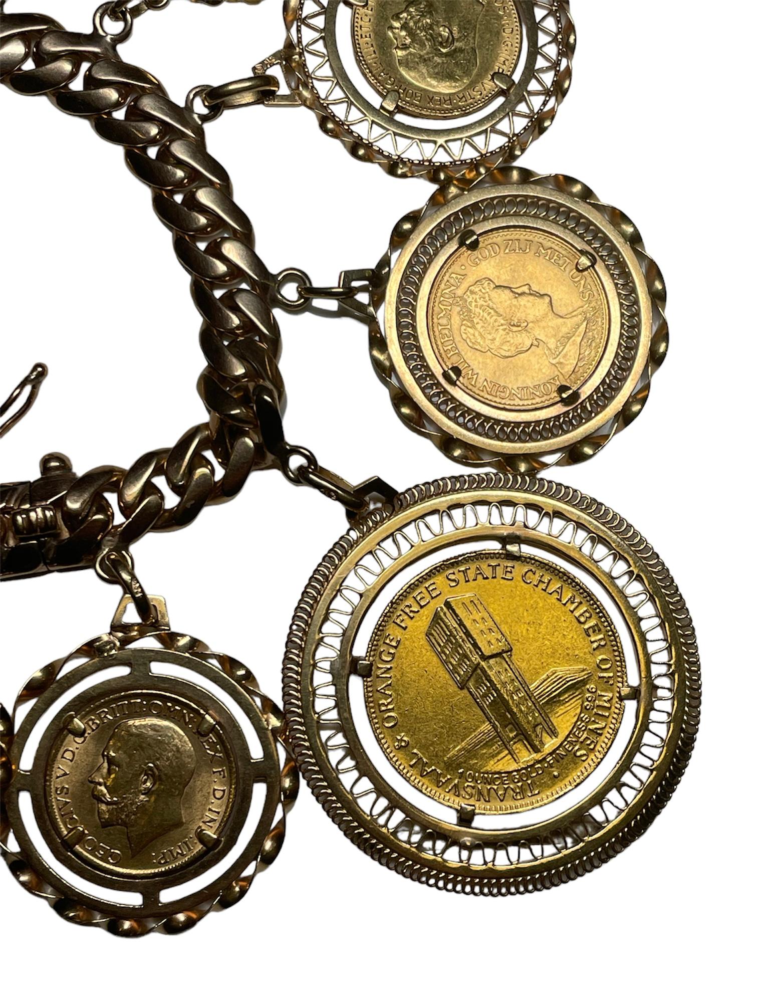 Si tratta di un bracciale a maglie cubane in oro 18 carati molto pesante con dieci charme di monete. Questo raffinato bracciale ha una chiusura a scatola. Ci sono una moneta d'oro austriaca da 100 Corona 1915 (22KT), una moneta d'oro ungherese da