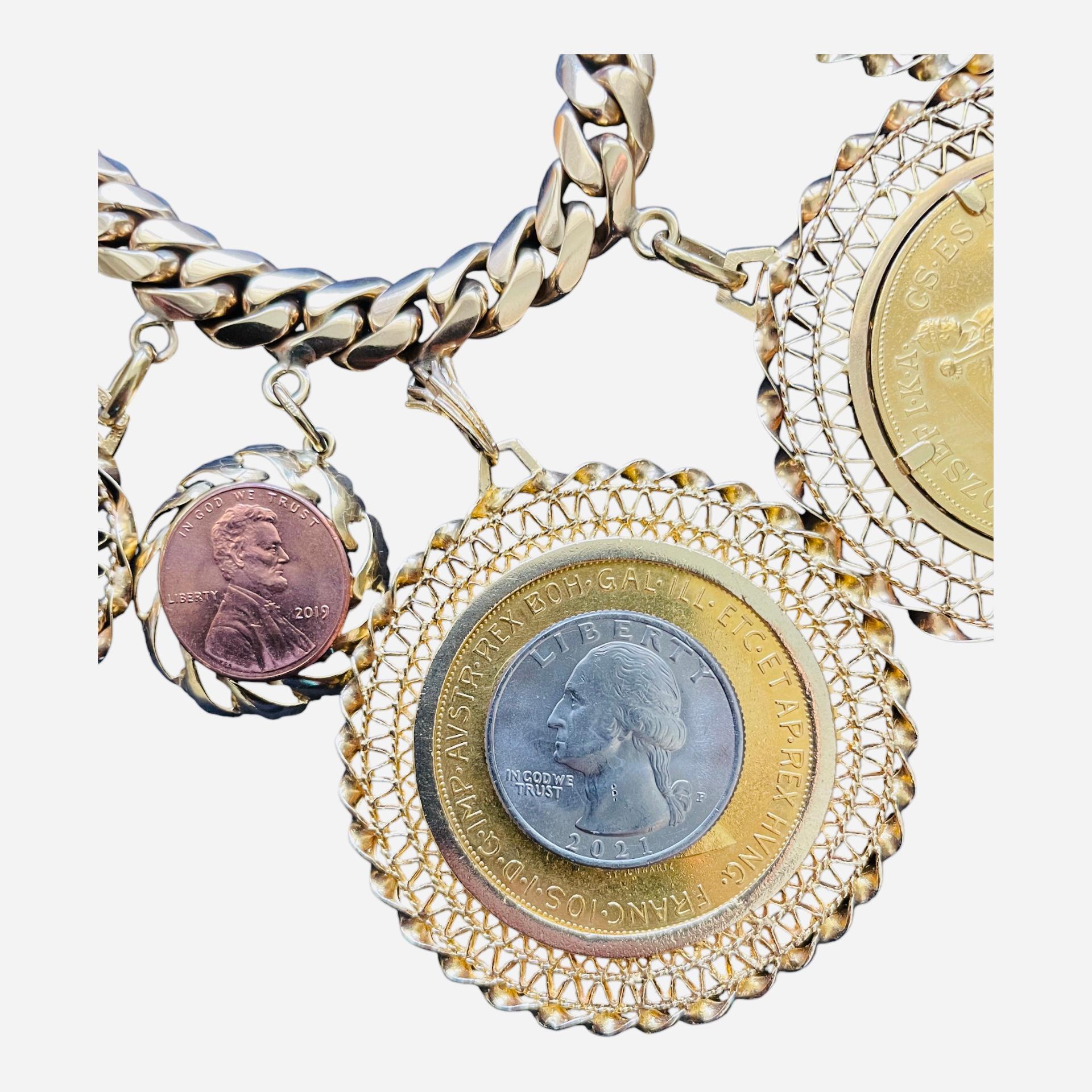 Bracciale A Link Cubano in oro 18 carati con dieci charme di monete in vendita 15