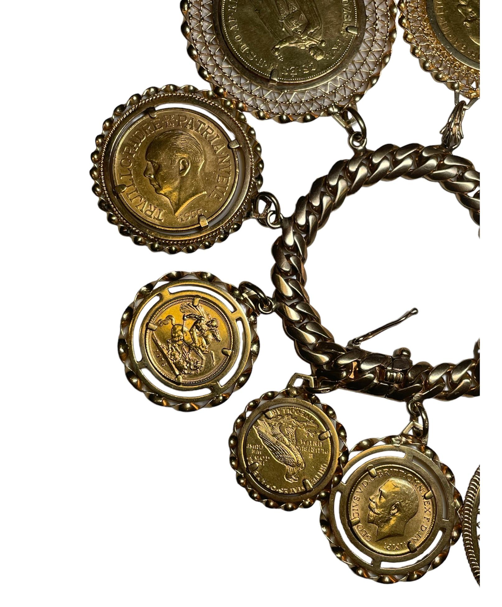 Vittoriano Bracciale A Link Cubano in oro 18 carati con dieci charme di monete in vendita