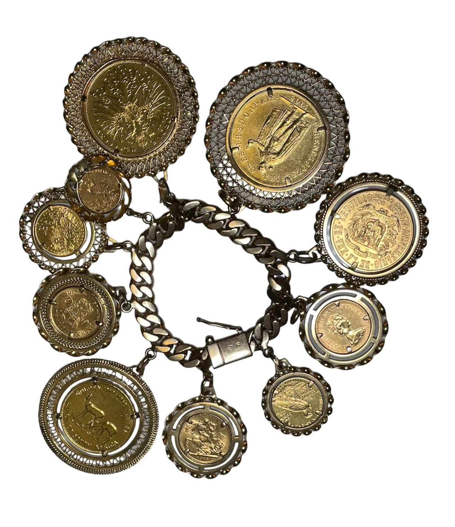 Bracciale A Link Cubano in oro 18 carati con dieci charme di monete In condizioni buone in vendita a Guaynabo, PR