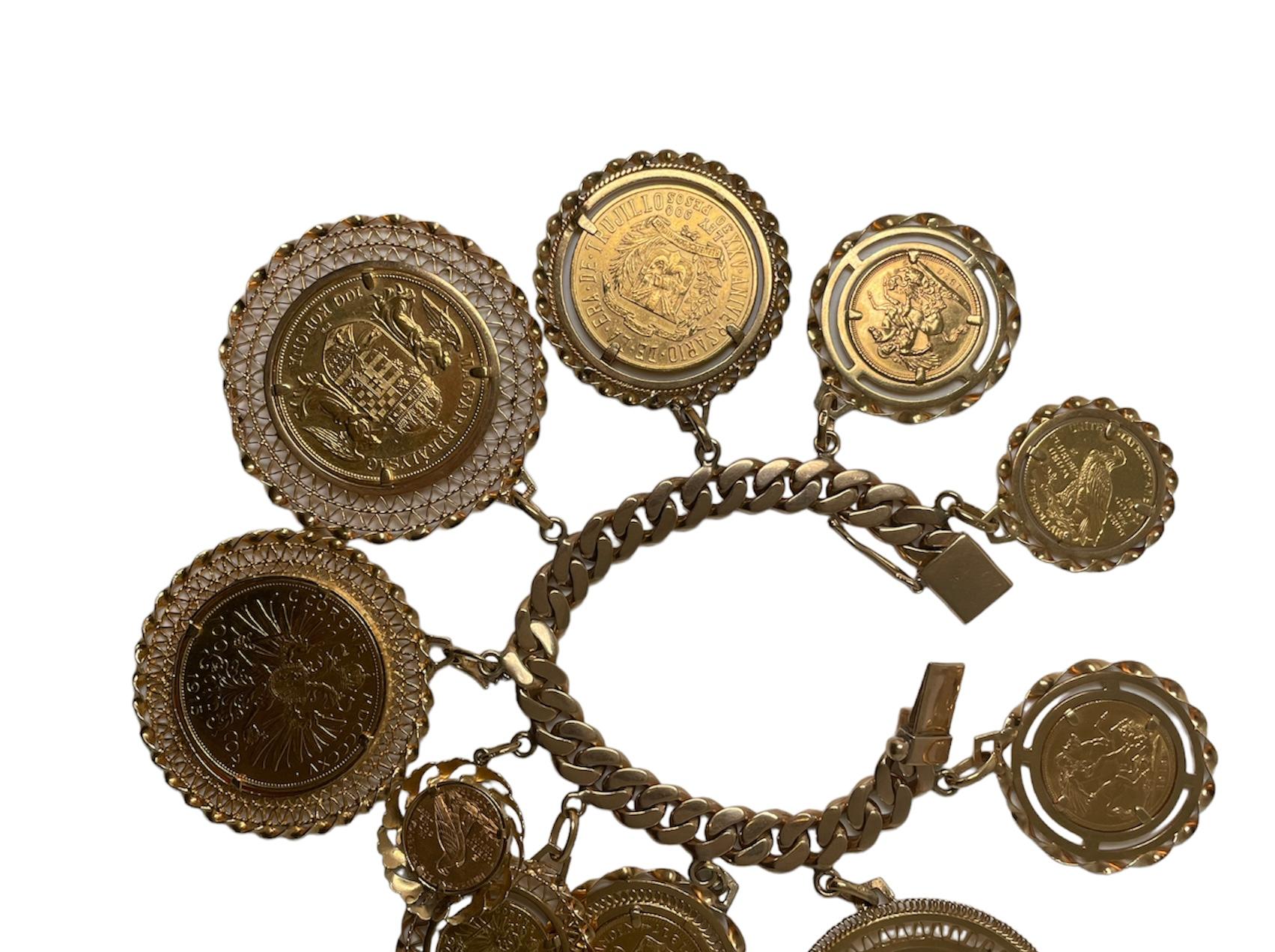 Bracciale A Link Cubano in oro 18 carati con dieci charme di monete in vendita 1