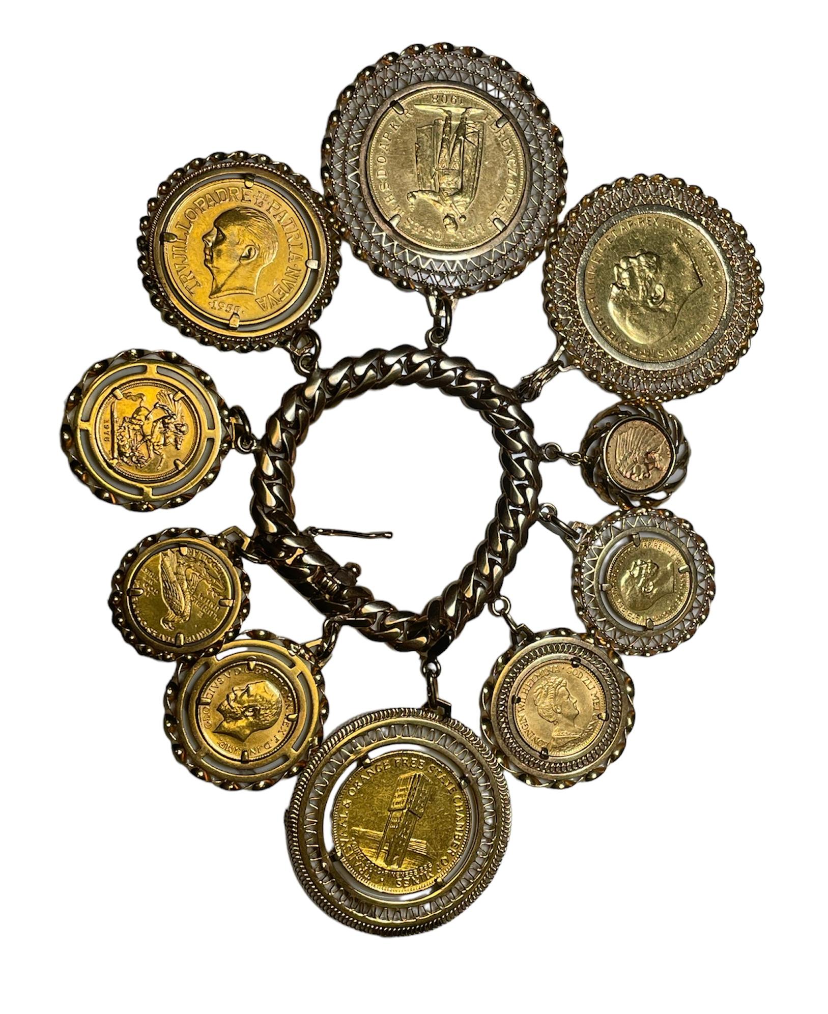 Bracciale A Link Cubano in oro 18 carati con dieci charme di monete in vendita 2