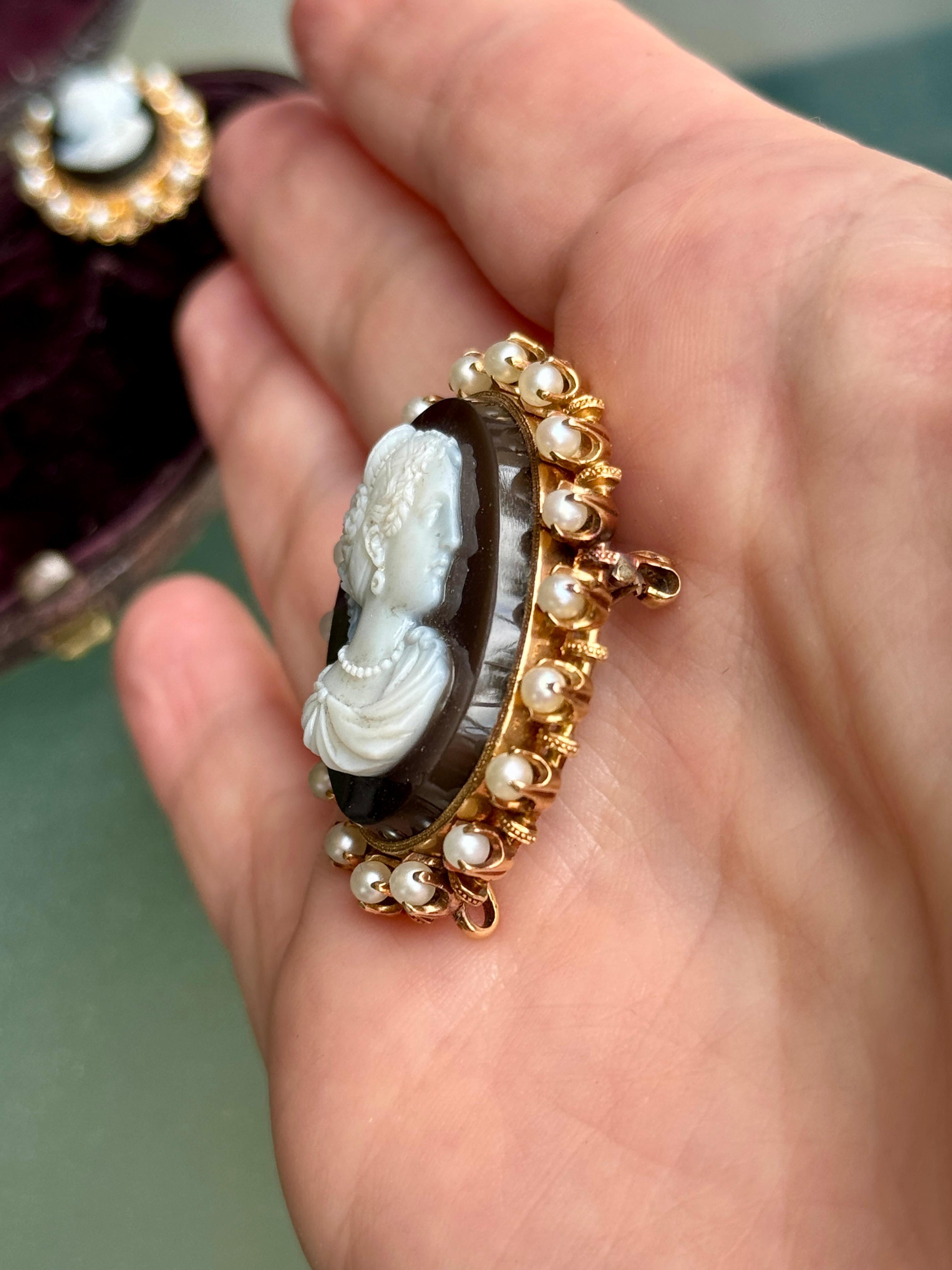 18K Gold Cultured Pearl Cameo Earrings and Brooch Suite In Good Condition For Sale In Derby, NY