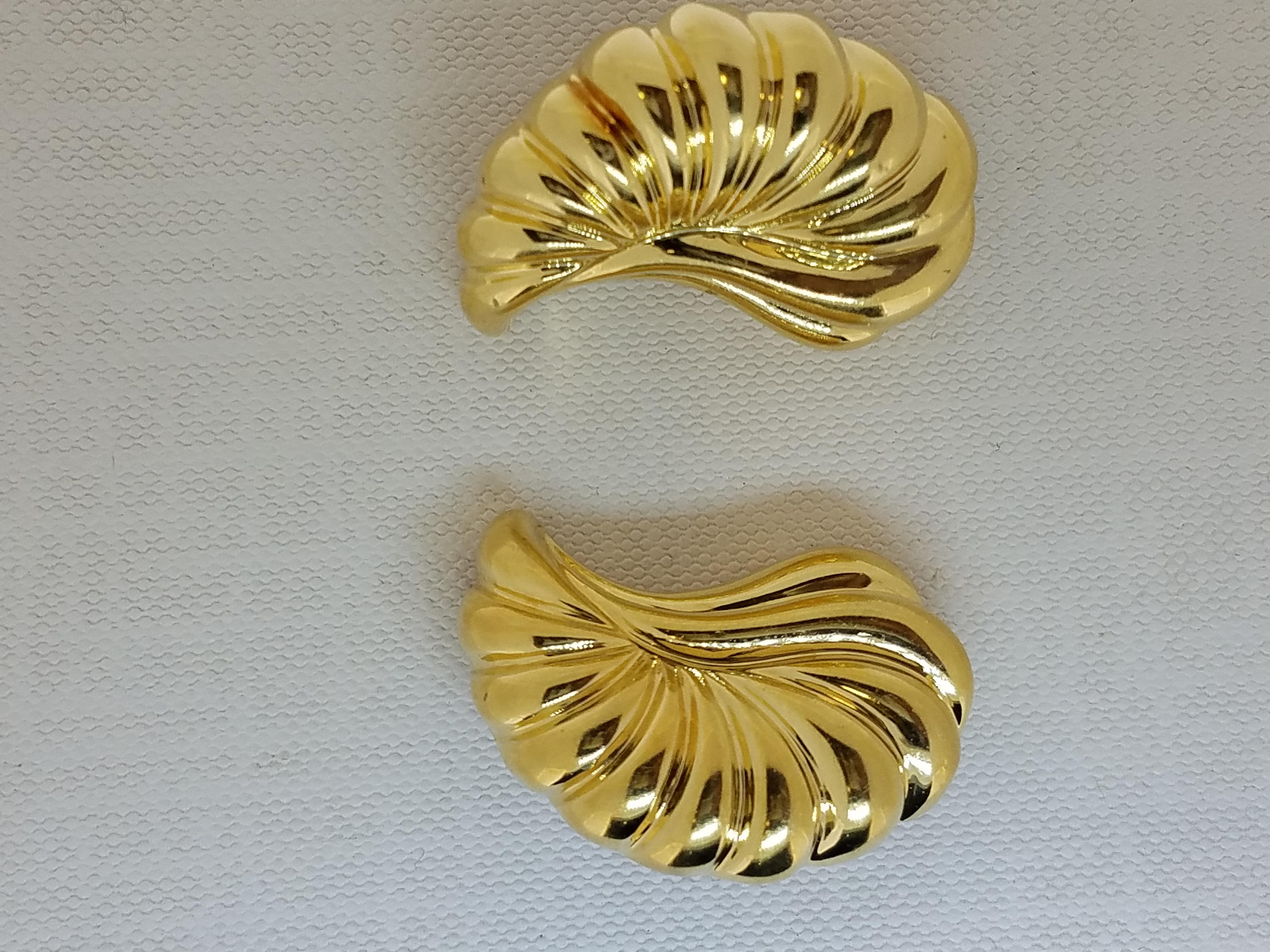 These 18K yellow gold earrings measure 33 mm long by 22 mm wide (1.35 x .85