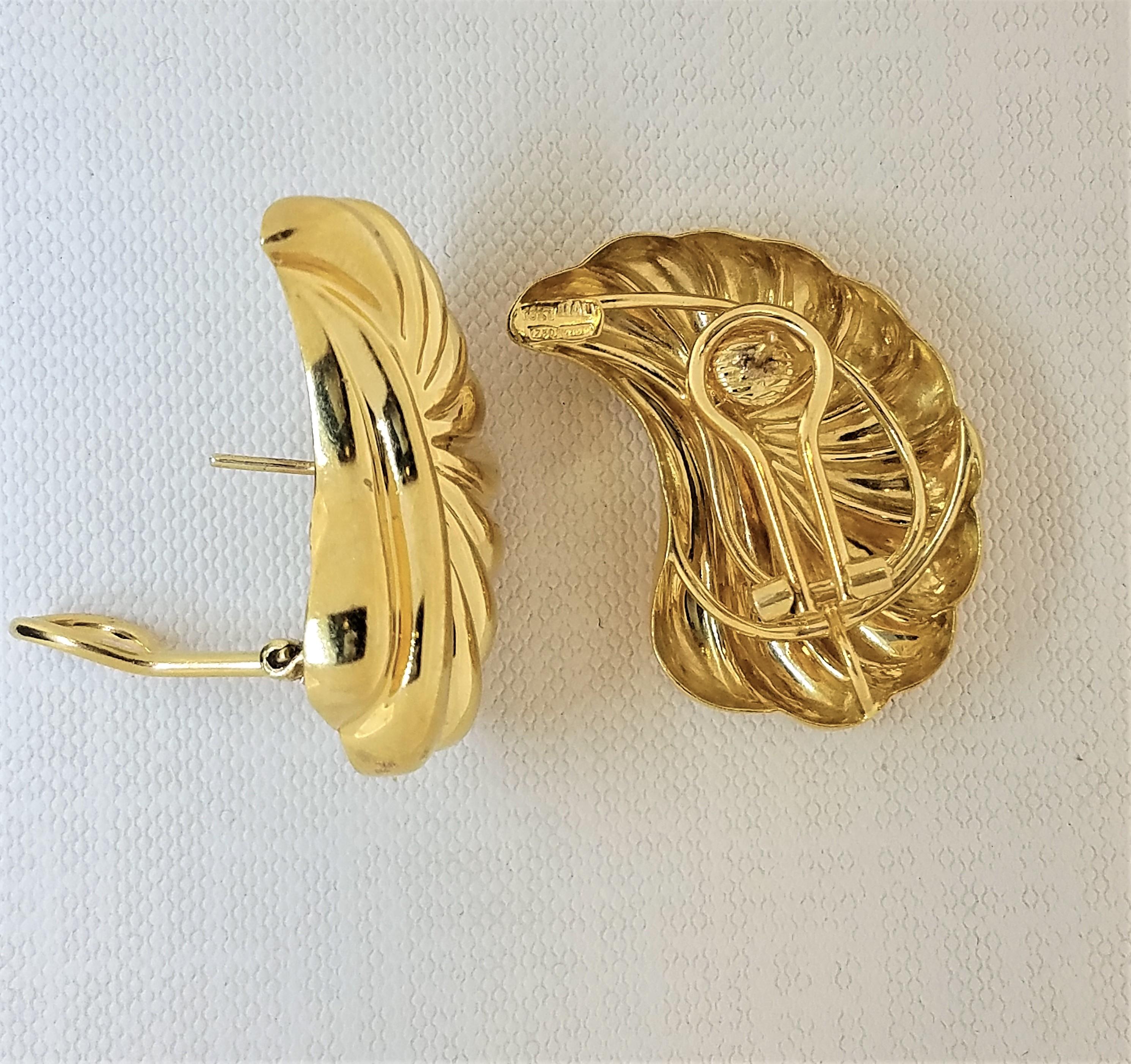 Contemporary 18 Karat Gold Curved Fluted with Ribbed Design Clip and Post Earrings For Sale