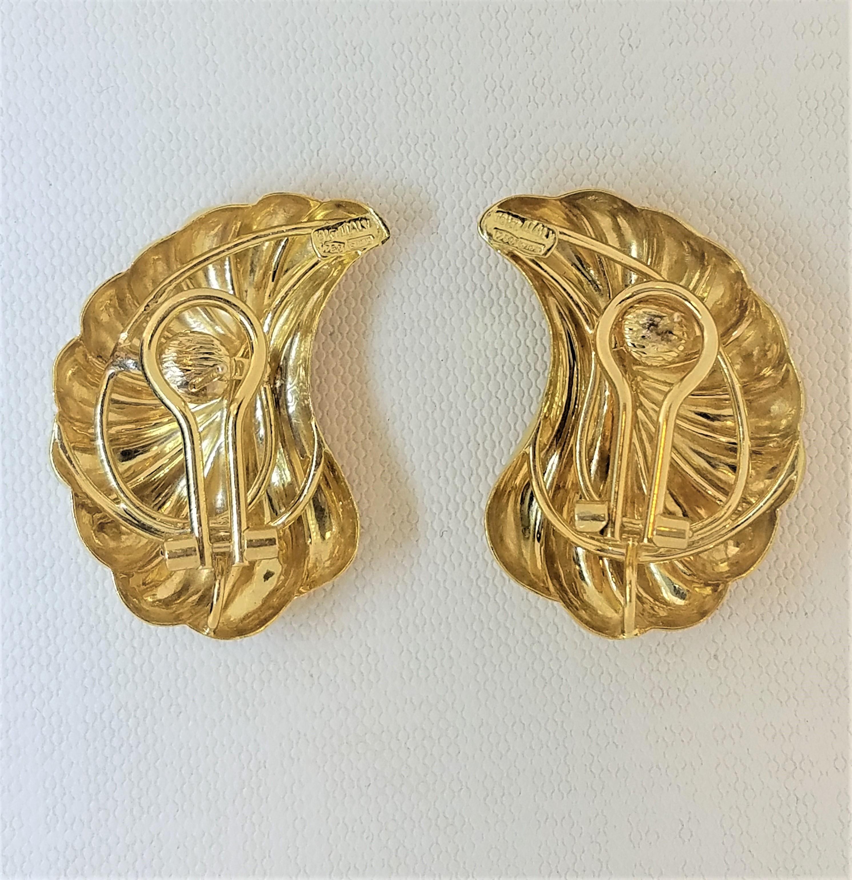 18 Karat Gold Curved Fluted with Ribbed Design Clip and Post Earrings In New Condition For Sale In Santa Monica, CA