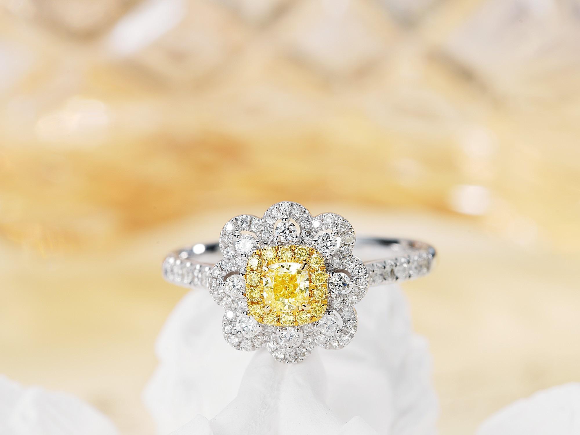 Pierre principale : Diamant jaune naturel, 0.23ct (taille coussin)
Pierres latérales : Diamants naturels, 0.37ct
Poids total : 2.7 g
Un élégant design floral avec un diamant jaune de taille coussin au centre et des accents scintillants. Cette bague