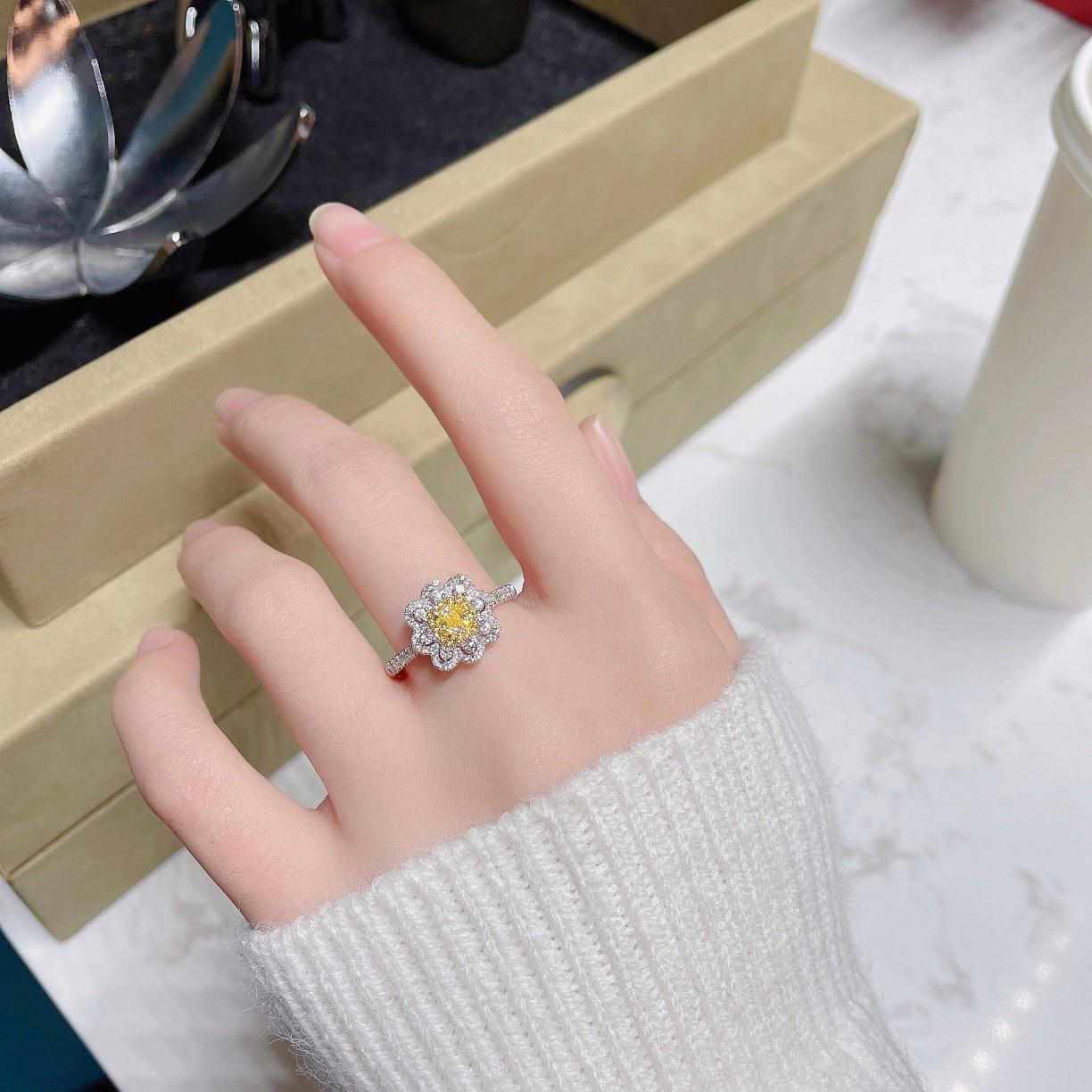 Moderne Bague florale taille coussin en or 18 carats avec diamants jaunes naturels en vente