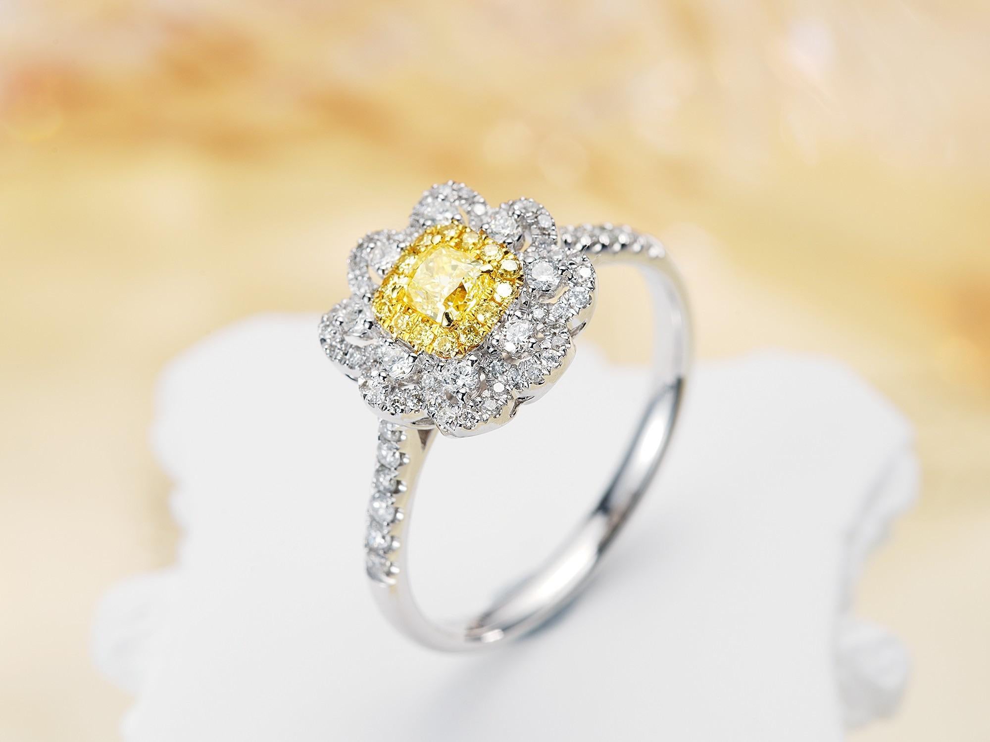 Taille coussin Bague florale taille coussin en or 18 carats avec diamants jaunes naturels en vente