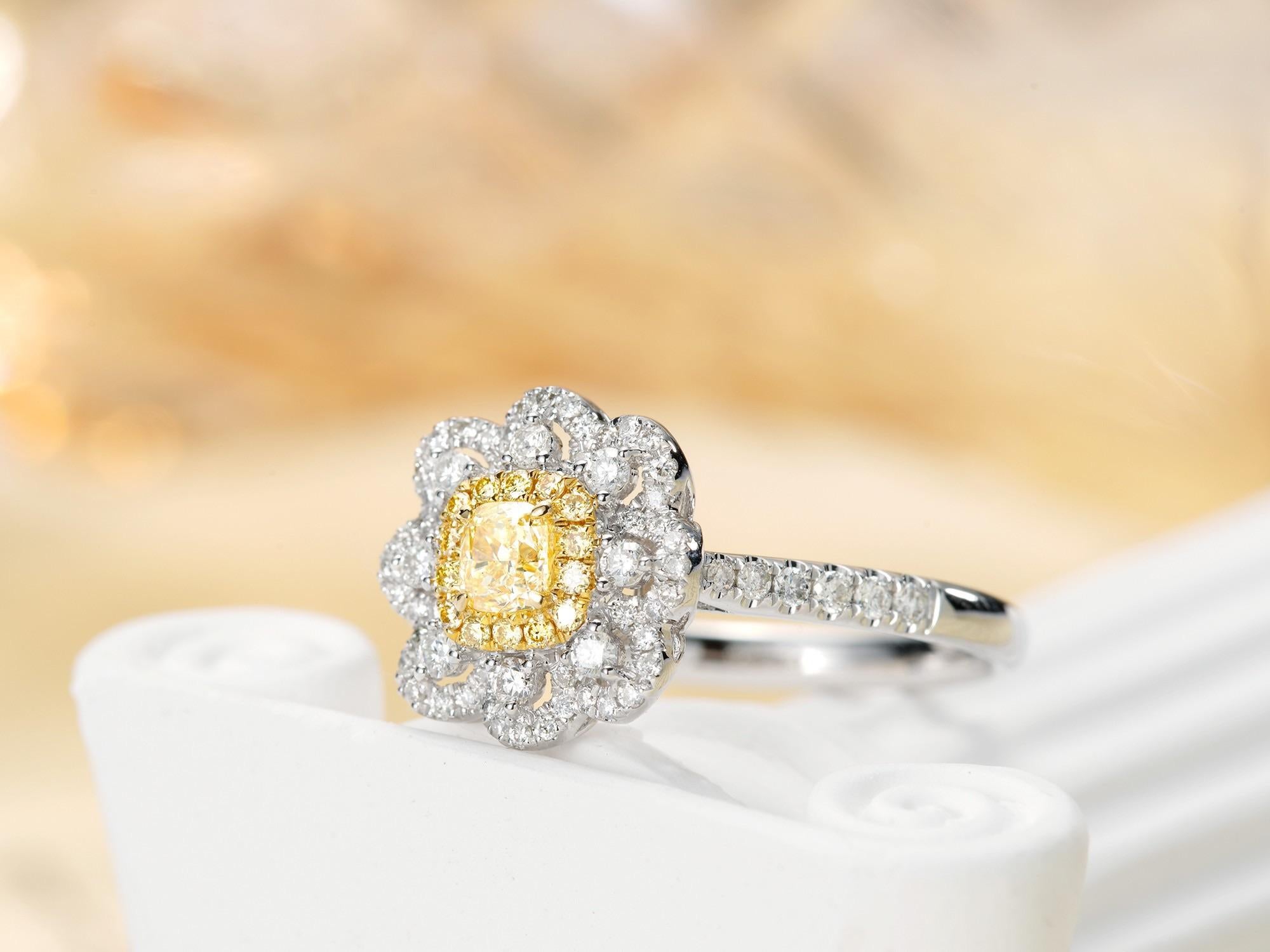 Bague florale taille coussin en or 18 carats avec diamants jaunes naturels Neuf - En vente à Hong Kong, HK