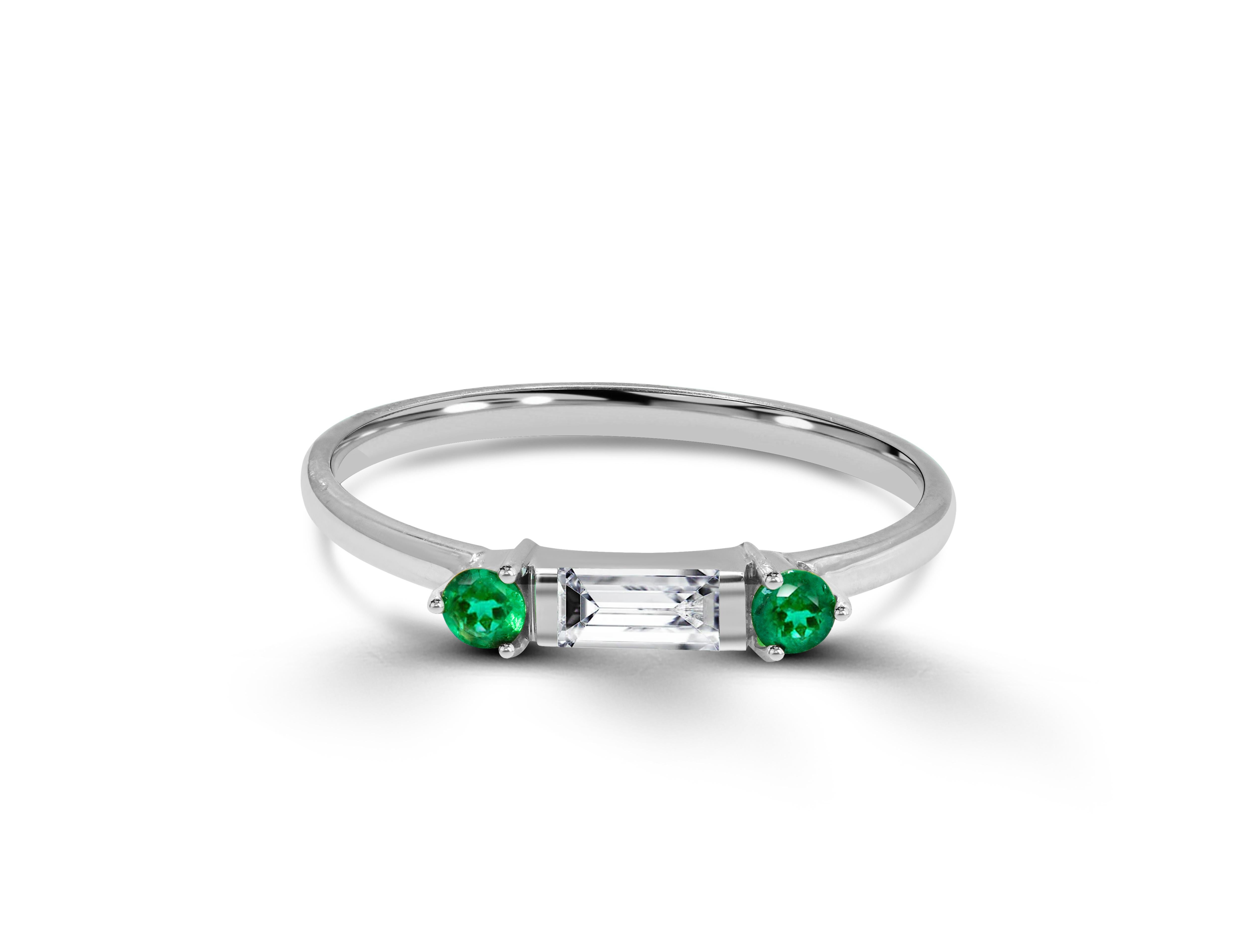 Im Angebot: 18 Karat Gold Dainty Baguette-Diamantring mit Smaragd Minimal () 4